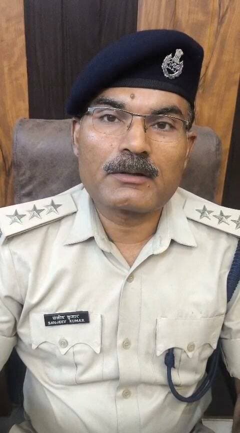 कोचस बस पड़ाव स्थित एक लॉज में गुरुवार को पुलिस ने गुप्त सूचना पर छापेमारी की। पुलिस के अनुसार, देह व्यापार की सूचना पर करीब डेढ़ घंटे तक कमरों की जांच की गई, जिसमें कुछ युवक-युवतियां आपत्तिजनक स्थिति में मिले। पुलिस ने करीब आधा दर्जन लोगों को हिरासत में लिया। कार्रवाई के बाद आसपास के अन्य लॉजों में भी हड़कंप मच गया।
#rohtasnews