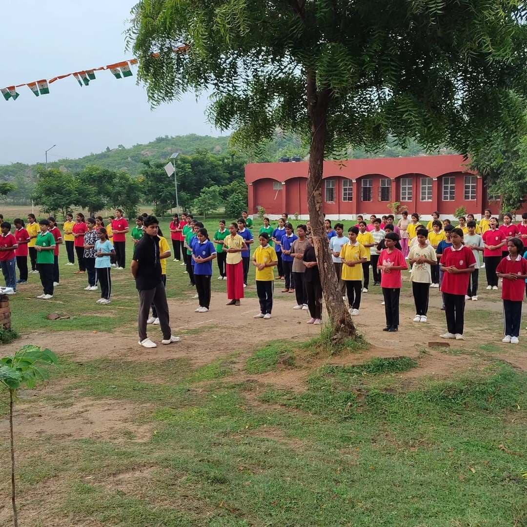 🥋 आत्मरक्षा से आत्मविश्वास की ओर
पीएम श्री जवाहर नवोदय विद्यालय, मकपा में जिला पदाधिकारी के निर्देशानुसार 160 बालिकाओं को विशेष आत्मरक्षा प्रशिक्षण दिया गया। प्रशिक्षण के दौरान छात्राओं को बेसिक पंच, ब्लॉक सहित विभिन्न व्यावहारिक तकनीकों का अभ्यास कराया गया।
इस पहल का उद्देश्य बालिकाओं को सतर्क, साहसी, आत्मनिर्भर एवं आत्मविश्वासी बनाना है।
#आत्मरक्षा #बालिका_सशक्तिकरण #जहानाबाद #शिक्षा #जिला_प्रशासन_जहानाबाद विकसितभारत_समृद्धबिहार_आदर्शजहानाबाद
