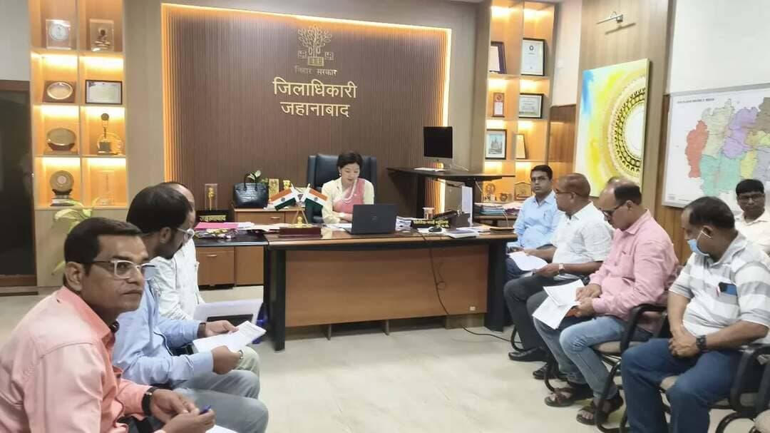🩸 एनीमिया मुक्त बिहार अभियान की समीक्षा — जांच, उपचार और नियमित ट्रैकिंग पर विशेष जोर
जिला पदाधिकारी, जहानाबाद श्रीमती छिरिङ वाई भूटिया ने वर्चुअल माध्यम से एनीमिया मुक्त बिहार अभियान की प्रगति की समीक्षा की।
📌 मुख्य निर्देश—
✅ घोसी एवं मोदनगंज में जांच की प्रगति बेहतर
✅ हुलासगंज, रतनी फरीदपुर एवं जहानाबाद सदर को लक्ष्य के अनुरूप प्रदर्शन सुधारने का निर्देश
✅ प्रत्येक पंचायत में प्रतिदिन 20 व्यक्तियों की जांच सुनिश्चित करने पर जोर
✅ हीमोग्लोबिन स्तर के अनुसार IFA गोली एवं सिरप का पर्याप्त वितरण
✅ प्रत्येक जांच एवं IFA वितरण का सही दस्तावेजीकरण
✅ प्रतिदिन शाम 4 बजे तक ऐप/गूगल शीट पर डेटा प्रविष्टि अनिवार्य
✅ टेस्ट, ट्रीट, टॉक और ट्रैक (4T) रणनीति पर क्षमता वर्धन सत्र आयोजित करने का निर्देश
✅ अभियान की गति तेज करने हेतु जिला एवं प्रखंड स्तर के स्वास्थ्य पदाधिकारियों की भौतिक समीक्षा बैठक का निर्देश
जिला पदाधिकारी ने स्पष्ट किया कि एनीमिया मुक्त बिहार अभियान सरकार की सर्वोच्च प्राथमिकताओं में है और इसके क्रियान्वयन में किसी प्रकार की लापरवाही स्वीकार नहीं की जाएगी।
#एनीमिया_मुक्त_बिहार #स्वास्थ्य #जहानाबाद #जिला_प्रशासन_जहानाबाद #विकसितभारत_समृद्धबिहार_आदर्शजहानाबाद