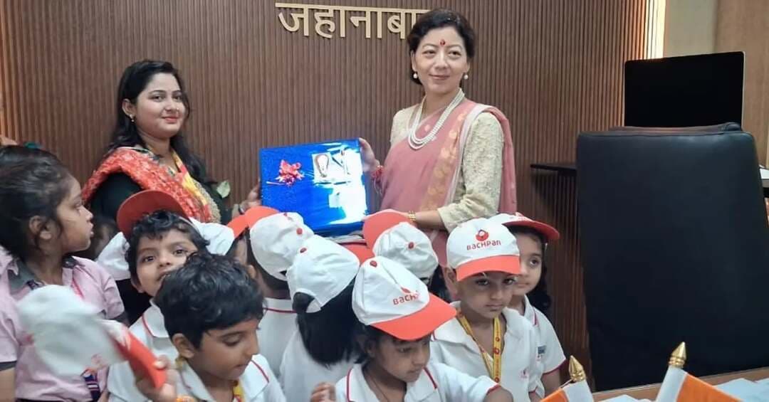🎀 रक्षाबंधन पर नन्हे-मुन्नों ने जिला पदाधिकारी को बांधी राखी, दिया प्रेम, सुरक्षा और सम्मान का संदेश
रक्षाबंधन के पावन अवसर पर बचपन प्ले स्कूल एवं फ्लाइंग कलर्स एकेडमी के नन्हे-मुन्ने बच्चों ने जिला पदाधिकारी, जहानाबाद श्रीमती छिरिङ वाई भूटिया को राखी बांधकर पर्व को विशेष बना दिया। बच्चों ने मिठाई खिलाकर शुभकामनाएं दीं, वहीं जिला पदाधिकारी ने भी बच्चों को स्नेहपूर्वक मिठाई खिलाई तथा उनके उज्ज्वल, स्वस्थ एवं सुखद भविष्य की कामना की।
इस अवसर पर जिला पदाधिकारी ने बच्चों की इस सुंदर पहल की सराहना करते हुए कहा कि ऐसे आयोजन बच्चों में प्रेम, भाईचारा, संवेदनशीलता, सम्मान एवं सामाजिक जिम्मेदारी की भावना विकसित करते हैं।
💐 जिला पदाधिकारी श्रीमती छिरिङ वाई भूटिया ने जहानाबाद के सभी प्यारे नागरिकों को रक्षाबंधन की हार्दिक शुभकामनाएं देते हुए जिले में आपसी प्रेम, विश्वास, भाईचारा एवं सौहार्द सदैव बना रहने की कामना की।
#रक्षाबंधन #जहानाबाद #जिला_प्रशासन_जहानाबाद #प्रेम_और_विश्वास #विकसितभारत_समृद्धबिहार_आदर्शजहानाबाद
