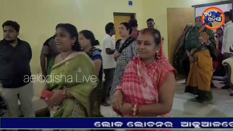 #ବବି_ଙ୍କୁ_ରାକ୍ଷୀ_ବାନ୍ଧିଲେ_ଭଉଣୀ
ପବିତ୍ର ରକ୍ଷା ବନ୍ଧନ,ଏଥି ପାଇଁ ପ୍ରତି ଭାଇ ହାତରେ ରାକ୍ଷୀ ବାନ୍ଧେ ଭଉଣି। ଏହି ଅବସରରେ ଯାଜପୁର ର ପୂର୍ବତନ ବିଧାୟକ ପ୍ରଣବ ପ୍ରକାଶ ଦାସ ଙ୍କ ହାତରେ ରାକ୍ଷୀ ବାନ୍ଧିଛନ୍ତି ଅନେକ ମହିଳା। ଆଜି ସକାଳୁ ମହିଳା ମାନେ ବାବଳପୁର ସ୍ଥିତ ବାସଭବନ ରେ ମହିଳା ମାନେ ଧିପ,ଦୀପ ଦେଇ ବନ୍ଦନା କରିବା ପରେ ବବି ଙ୍କ ଗ।ହାତରେ ରାକ୍ଷୀ ବାନ୍ଧି ଥିଲେ। ଏହି ଅବସରରେ ବବି ମଧ୍ୟ ସମସ୍ତ ଙ୍କୁ ମିଠା ଖୁଆଇ ଶୁଭେଚ୍ଛା ଜଣାଇଥିଲେ।
#ରକ୍ଷାବନ୍ଧନ #ରାକ୍ଷୀ #lntvnetwork #jajpurnnews #jajourkhabar #aeiodisha