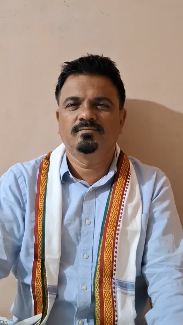 દાહોદ જીલ્લો કાયમી દુષ્કાળગ્રસ્ત યાદીમાં કેમ નથી!
#AamAadmiParty
#AAP
#AapGujarat
#AapParty
#isudangadhavi
એના 3 કારણ જણાવે છે- સરકારી ફોર્મ્યુલા અને કેટેગરી:
*1. સરકારની વ્યાખ્યા જ અલગ છે:*
કાયમી દુષ્કાળગ્રસ્ત (DPAP) ગણવા માટે સરકાર 3 વસ્તુ જુએ છે
- સરેરાશ વરસાદ 750 mm થી ઓછો
- 30% થી ઓછી ખેતીમાં સિંચાઈની સુવિધા
- જંગલ વિનાશ અને જમીનનું ધોવાણ
દાહોદનો કાગળ પરનો સરેરાશ વરસાદ *780 mm* છે. એટલે એ 750 ના આંકડા કરતા થોડો ઉપર નીકળી જાય છે. એટલે ફોર્મ્યુલા મુજબ તે "ભેજ વાળો" ગણાઈ જાય છે, પણ ખરેખર ભેજ વાળો હોતો નથી
સરકાર ભૂલી જાય છે કે દાહોદનો 780 mm વરસાદ 2 મહિનામાં જ પડી જાય છે અને ડુંગરાળ, પથરાળ જમીન હોવાથી પાણી વહી જાય છે, જમીનમાં ઉતરતું જ નથી. ખેતી તો 100% ચોમાસા પર જ છે.
*2. દાહોદને બીજા લેબલમાં નાખી દીધો:*
1997 માં દાહોદ જિલ્લો બન્યો ત્યારે તેને દુષ્કાળ નહિ પણ *"આદિવાસી અને વનબંધુ કલ્યાણ"* જિલ્લા તરીકે ગણ્યો. સરકાર કહે છે કે દાહોદને દુષ્કાળ નહિ પણ ગરીબી, શિક્ષણ, કુપોષણના કારણે સહાય જોઈએ છે. એટલે ત્યાં DPAP ની જગ્યાએ