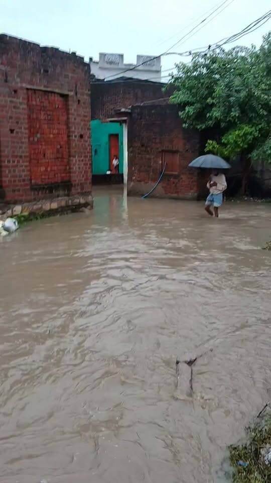 Bhind :लहार अनुभाग अंतर्गत रहावली उवारी में बारिश का कहर जन जीवन अस्त व्यस्त
लोगों के घरों के अंदर तक पानी पहुंच चुका है