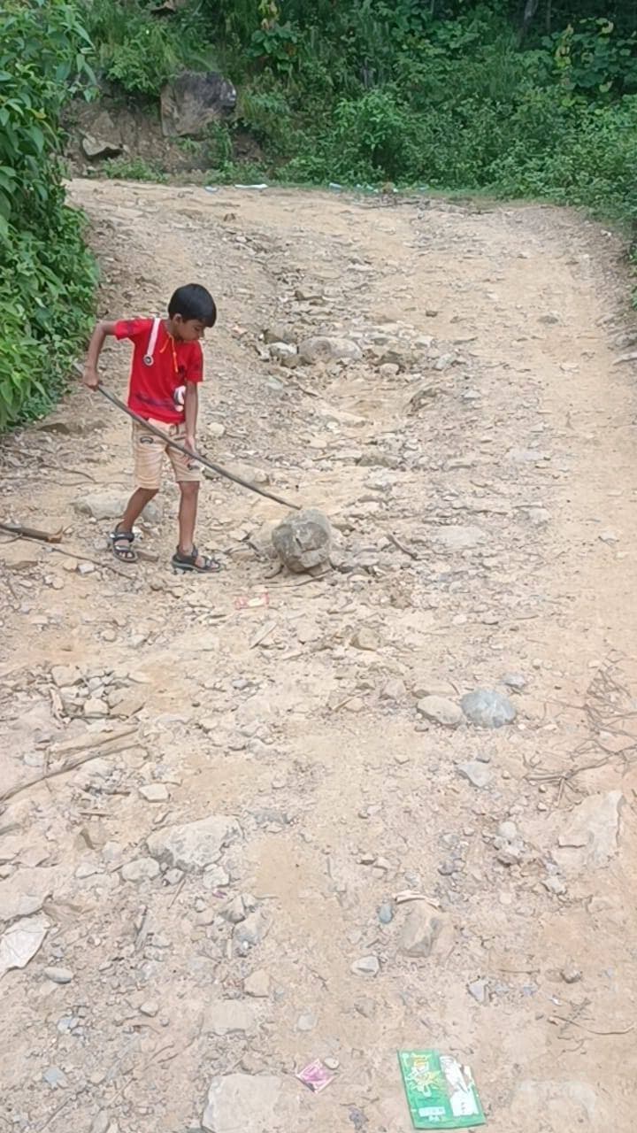 छोटे बालक की बड़ी सीख: धार्मिक यात्रा के रास्ते में पत्थर हटाने लगा मासूम
स्क्रिप्ट
सुरसंड का एक मासूम बालक इन तस्वीरों के जरिए समाज को बड़ी सीख देता नजर आ रहा है। धार्मिक यात्रा के दौरान जब वह लंगूर खोल जाने वाले रास्ते से गुजर रहा था, तभी उसकी नजर रास्ते में पड़े एक बड़े पत्थर पर पड़ी।
बालक ने किसी के कहने या निर्देश देने का इंतजार नहीं किया। अपनी प्रेरणा से उसने पहले पत्थर को हाथों से हटाने का प्रयास किया और फिर पास पड़ी लकड़ी की मदद से उसे रास्ते से हटाने में जुट गया।
पत्थर भले ही बड़ा था और बालक छोटा, लेकिन उसके हौसले के सामने वह पत्थर भी छोटा पड़ गया। यह दृश्य हमें सिखाता है कि समाज और रास्ते को बेहतर बनाने के लिए उम्र नहीं, बल्कि अच्छी सोच और पहल की जरूरत होती है।
इस मासूम की छोटी-सी पहल उन सभी लोगों के लिए प्रेरणा है, जो किसी समस्या को देखकर आगे बढ़ने के बजाय दूसरों का इंतजार करते हैं।
एक बालक की यह छोटी कोशिश, समाज के लिए बहुत बड़ी सीख है—
“जहाँ रास्ते में बाधा दिखे, वहाँ शिकायत नहीं, समाधान की पहल करें।”