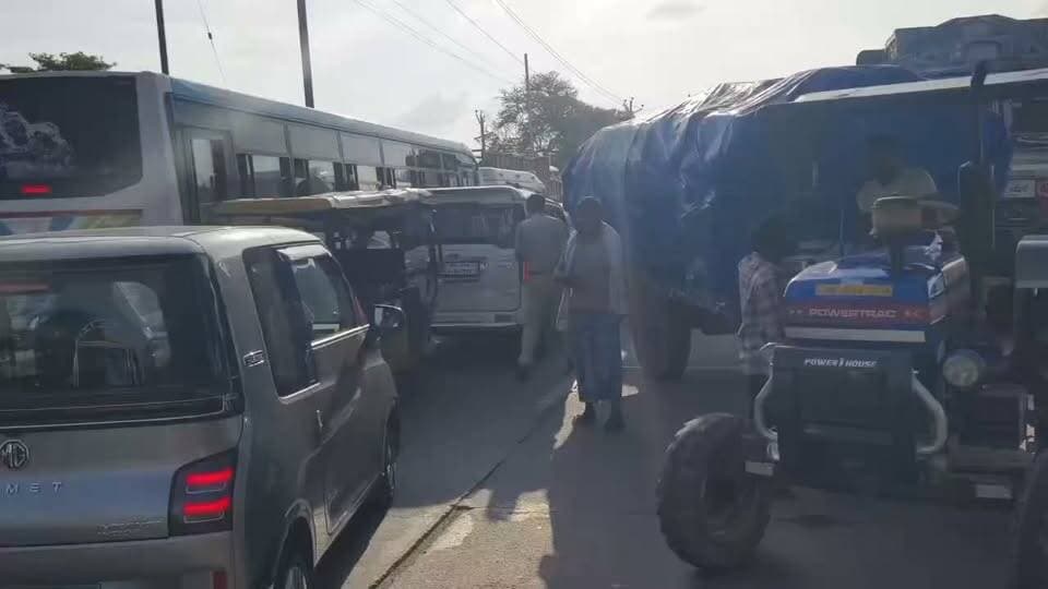 डीटीओ की कार्रवाई से भड़का गुस्सा, NH-81 पर ट्रैक्टर खड़ा कर लगाया जाम