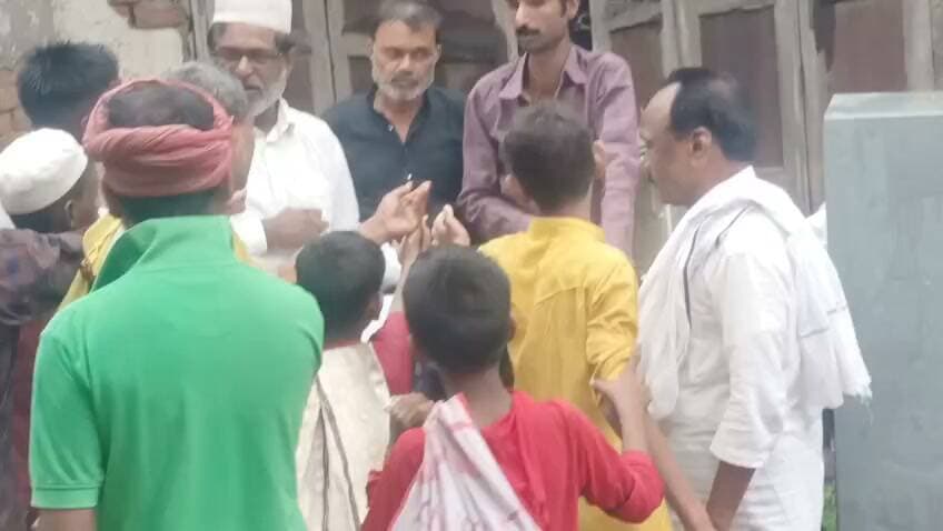ईद-ए-मिलादुन्नबी पर राष्ट्रवादी कांग्रेस पार्टी किसान मोर्चा के प्रदेश प्रभारी झूलन अंसारी ने सैकड़ों लोगों में बांटी बिरयानी, फल और मिठाई*
बलिया। ईद-ए-मिलादुन्नबी के मुबारक अवसर पर राष्ट्रवादी कांग्रेस पार्टी किसान मोर्चा के प्रदेश प्रभारी एवं समाजसेवी झूलन अंसारी की ओर से सामाजिक सद्भाव और सेवा की मिसाल पेश करते हुए सैकड़ों लोगों, बच्चों और यतीम बच्चों के बीच बिरयानी, फल और मिठाई का वितरण किया गया। इस दौरान लोगों ने एक-दूसरे को ईद-ए-मिलादुन्नबी की मुबारकबाद दी इस अवसर पर झूलन अंसारी ने कहा कि हजरत मोहम्मद साहब का जीवन इंसानियत, भाईचारे, रहमदिली और जरूरतमंदों की मदद का संदेश देता है। उनके बताए रास्ते पर चलते हुए समाज के कमजोर, गरीब और जरूरतमंद लोगों की सेवा करना हम सभी की जिम्मेदारी है। उन्होंने कहा कि त्योहारों की खुशी तभी सार्थक है, जब उसे समाज के हर वर्ग के साथ साझा किया जाए।
बच्चों और जरूरतमंदों के चेहरे पर आई खुशी
कार्यक्रम के दौरान बच्चों और यतीम बच्चों को विशेष रूप से फल, मिठाई और बिरयानी वितरित की गई। खाद्य सामग्री पाकर बच्चों के चेहरे पर खुशी देखने को मिली। आयोजन में शामिल लोगों ने झूलन अंसारी के इस प्रयास की सराहना करते हुए कहा कि ऐसे सामाजिक कार्यक्रम आपसी प्रेम, भाईचारे और गंगा-जमुनी तहजीब को मजबूत करते हैं।
सामाजिक सद्भाव का दिया संदेश
ईद-ए-मिलादुन्नबी का पर्व पैगंबर हजरत मोहम्मद साहब की पैदाइश की याद में मनाया जाता है। उनके जीवन और शिक्षाओं में मानवता, करुणा, न्याय, पड़ोसी के अधिकार, जरूरतमंदों की सहायता और आपसी भाईचारे को विशेष महत्व दिया गया है। इसी संदेश को आगे बढ़ाते हुए कार्यक्रम में लोगों से जाति-धर्म से ऊपर उठकर इंसानियत और सामाजिक एकता को मजबूत करने की अपील की गई।
इस अवसर पर इमरान, मन्नाह, डॉ. एस. पांडेय, डॉ. जनार्दन सिंह, राजेश श्री, सुभाष तुरैया (जिलाध्यक्ष, राष्ट्रवादी कांग्रेस पार्टी किसान मोर्चा) सहित अन्य लोग मौजूद रहे।
प्रदेश प्रभारी झूलन अंसारी ने कहा कि समाजसेवा किसी एक दिन तक सीमित नहीं होनी चाहिए। जरूरतमंदों की मदद और समाज में प्रेम एवं भाईचारा कायम रखने के लिए लगातार प्रयास किए जाने चाहिए। कार्यक्रम के अंत में सभी ने शांति, सौहार्द और सामाजिक एकता की कामना की।