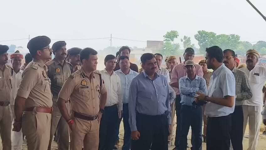 योगी आदित्यनाथ का 29 अगस्त को देवरिया दौरा, 80 परियोजनाओं का करेंगे लोकार्पण-शिलान्यास
29 अगस्त को देवरिया के मझौलीराज पहुंचेंगे मुख्यमंत्री योगी आदित्यनाथ।
मुख्यमंत्री के आगमन को लेकर प्रशासन ने तैयारियां तेज कर दी हैं।
योगी आदित्यनाथ करीब 308 करोड़ रुपये की लागत वाली 80 परियोजनाओं का लोकार्पण और शिलान्यास करेंगे।
मुख्यमंत्री मझौलीराज में आयोजित बड़ी जनसभा को भी संबोधित करेंगे।
2027 के विधानसभा चुनाव से पहले मुख्यमंत्री का देवरिया दौरा राजनीतिक रूप से बेहद अहम माना जा रहा है।
जनसभा स्थल पर तैयारियां युद्धस्तर पर जारी, पंडाल और मंच निर्माण का काम तेजी से चल रहा है।
सीएम की सुरक्षा को लेकर जनसभा स्थल और आसपास के इलाकों में चप्पे-चप्पे पर पुलिस बल तैनात किया गया है।
सुरक्षा व्यवस्था और तैयारियों का जायजा लेने के लिए पुलिस-प्रशासन के उच्चाधिकारी लगातार जनसभा स्थल का दौरा कर रहे हैं।
अधिकारियों ने कार्यक्रम के दौरान किसी भी तरह की चूक न हो, इसके लिए मातहतों को आवश्यक दिशा-निर्देश दिए हैं।
मुख्यमंत्री के दौरे को लेकर प्रशासन पूरी तरह अलर्ट, कार्यक्रम को सफल और सुरक्षित बनाने के लिए तैयारियों को अंतिम रूप दिया जा रहा है।