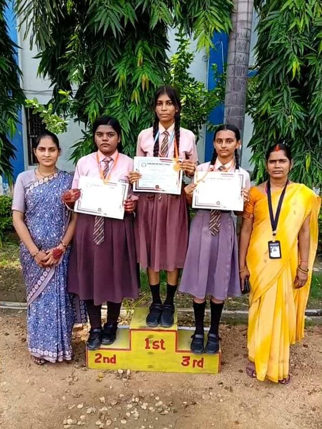 ज्ञान निकेतन पब्लिक स्कूल रेहला में रक्षाबंधन का उत्सव, प्रतियोगिताओं में निखरी बच्चों की प्रतिभा
*नमस्कार आप देख रहे हैं झारखण्ड दृष्टि न्यूज़ पलामू जिला ब्यूरो चीफ सह प्रभारी लवकुश कुमार सिंह की रिपोर्ट**
*रेहला*
उमेश सिंह एजुकेशनल वेलफेयर ट्रस्ट द्वारा संचालित ज्ञान निकेतन पब्लिक स्कूल, रेहला में रक्षाबंधन का पर्व हर्षोल्लास और उत्साह के साथ मनाया गया। इस अवसर पर विद्यालय में विभिन्न सांस्कृतिक और रचनात्मक कार्यक्रमों का आयोजन किया गया।
कार्यक्रम की शुरुआत भाई-बहन के पवित्र रिश्ते और सामाजिक सद्भाव के संदेश के साथ हुई। विद्यालय की छात्राओं ने रेहला स्थित सुप्रसिद्ध प्रकाश आई केयर पहुंचकर नेत्र चिकित्सक डॉ. प्रकाश परिमल सर को राखी बांधी। इसके बाद छात्राओं ने सेंट्रल बैंक पहुंचकर शाखा प्रबंधक सहित बैंक के अन्य कर्मचारियों को भी राखी बांधकर त्योहार की बधाई दी। सभी ने बच्चों को आशीर्वाद और उज्ज्वल भविष्य की शुभकामनाएं दीं।
रक्षाबंधन के अवसर पर विद्यालय परिसर में बच्चों की रचनात्मक प्रतिभा को बढ़ावा देने के लिए कई प्रतियोगिताएं भी आयोजित की गईं। विद्यार्थियों ने सभी प्रतियोगिताओं में बढ़-चढ़कर हिस्सा लिया।
*प्रतियोगिताओं के विजेता:*
*मेहंदी प्रतियोगिता*
🥇 प्रथम: कुमारी प्रेरणा - कक्षा 10
🥈 द्वितीय: आलिया परवीन - कक्षा 9
🥉 तृतीय: अवनी तिवारी - कक्षा 10
*राखी मेकिंग प्रतियोगिता - सब-जूनियर*
🥇 प्रथम: शिज़ा खान - कक्षा 3
🥈 द्वितीय: आर्या तिवारी - कक्षा 3
🥉 तृतीय: अलीजा फातिमा - कक्षा 3
*राखी मेकिंग प्रतियोगिता - जूनियर*
🥇 प्रथम: अलीशा फातिमा - कक्षा 5
🥈 द्वितीय: रिया परवीन - कक्षा 4
🥉 तृतीय: रुचल कुमारी - कक्षा 4
*फोटो फ्रेम मेकिंग प्रतियोगिता*
🥇 प्रथम: रवि रंजन ठाकुर
🥈 द्वितीय: आर्यन शर्मा - कक्षा 6
*फ्लावर बुके मेकिंग प्रतियोगिता*
🥇 प्रथम: मानस राज - कक्षा 4
🥈 द्वितीय: आर्यन खान - कक्षा 3
🥉 तृतीय: आरुश कुमार शर्मा - कक्षा 5
कार्यक्रम के अंत में विद्यालय के शिक्षक और शिक्षिकाओं ने विजेता विद्यार्थियों को प्रमाण-पत्र और मेडल देकर सम्मानित किया। विद्यालय परिवार ने सभी प्रतिभागियों के प्रयासों की सराहना की और उनके उज्ज्वल भविष्य की कामना की।
इस अवसर पर विद्यालय के निदेशक अमित कुमार सिंह "बाबूल सर" ने कहा कि ऐसे आयोजन विद्यार्थियों में रचनात्मकता, आत्मविश्वास, सामाजिक सद्भाव और भाई-बहन के रिश्तों के प्रति सम्मान की भावना विकसित करने में महत्वपूर्ण भूमिका निभाते हैं।
कार्यक्रम को सफल बनाने में प्राचार्य मनीष पांडेय के साथ शिक्षक शैलेश चौबे, प्रवीन प्रसाद, विकास पाण्डेय, शहनवाज आलम, गोविंद आजाद और शिक्षिकाएं मनीषा वर्मा, ज्योति सिंह, तनु वर्मा, परमिता गुप्ता, प्रतिभा शुक्ला, शिखा तिवारी, नीलू सिंह, प्रियंका शुक्ला आदि का विशेष योगदान रहा।
सम्पूर्ण कार्यक्रम आनंद और उत्साह के वातावरण में संपन्न हुआ।