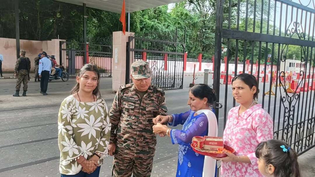 *VHP मातृशक्ति और दुर्गा वाहिनी ने पुलिस और फौजी भाईयों को बांधा रक्षा सूत्र, व्यक्त किया आभार*
*कमलेश आमेटा विशेष संवाददाता*
*जयपुर, विश्व हिंदू परिषद, मानसरोवर जिले की ओर से रक्षाबंधन पर्व पर अनोखी पहल की गई। जिले की आशा जी संयोजिका और रुकमणि अमरवानी सह-संयोजिका के नेतृत्व में दुर्गा वाहिनी मातृ शक्ति द्वारा शहर के रक्षकों को रक्षा सूत्र बांधकर आभार व्यक्त किया गया।
कार्यक्रम की शुरुआत *हल्दीघाटी स्थित कैंट एरिया* से हुई, जहाँ मातृशक्ति ने देश की सीमाओं पर तैनात फौजी भाईयों को तिलक लगाकर, आरती उतारकर रक्षा सूत्र बांधा और उनकी लंबी उम्र की कामना की।
इसके पश्चात संगठन की बहनों ने *श्याम नगर थाने* पहुंचकर सभी पुलिसकर्मियों को राखी बांधी। पुलिस चौकी और थाने में उपस्थित सभी जवानों को रक्षा सूत्र बांधकर मातृशक्ति ने उनके द्वारा समाज की सुरक्षा में किए जा रहे कार्यों के लिए धन्यवाद दिया। इस दौरान पुलिसकर्मियों में भी काफी उत्साह देखने को मिला।