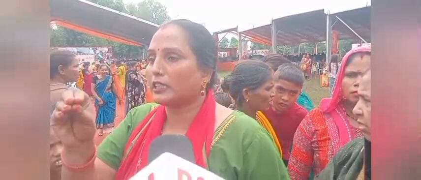 रक्षाबंधन कार्यक्रम में अव्यवस्था पर महिलाओं का फूटा गुस्सा
कुंडल-चप्पल के साथ छात्रा का मोबाइल भी खोया, बुजुर्ग-दिव्यांग महिलाओं के लिए नहीं थी अलग लाइन
#बरेली। रोटरी क्लब मैदान में आयोजित रक्षाबंधन कार्यक्रम में भारी भीड़ के चलते महिलाओं को काफी परेशानियों का सामना करना पड़ा। कार्यक्रम में महापौर उमेश गौतम और पार्थ गौतम ने बहनों से राखी बंधवाई, लेकिन भीड़ बढ़ने के बाद व्यवस्थाओं को लेकर महिलाओं में नाराजगी देखने को मिली।
कार्यक्रम में आई एक छात्रा ने बताया कि वह अपनी मां और बहन के साथ काफी दूर से आई थी। भीड़ के बीच उसके कुंडल, चप्पल और मोबाइल फोन तक खो गया। छात्रा का कहना था कि वह पढ़ाई करने वाली विद्यार्थी है और इतनी दूर से रक्षाबंधन के कार्यक्रम में शामिल होने आई थी, लेकिन अव्यवस्था के कारण उसे काफी परेशानी उठानी पड़ी।
महिलाओं ने आरोप लगाया कि कार्यक्रम में अनुमान से कहीं अधिक भीड़ जुट गई, जिसके कारण धक्का-मुक्की और अव्यवस्था की स्थिति बन गई। कुछ महिलाएं अपने सामान खोने के बाद परेशान होकर रोती हुई भी नजर आईं।
वहीं बुजुर्ग और दिव्यांग महिलाओं ने भी व्यवस्थाओं पर सवाल उठाए। उनका कहना था कि उनके लिए अलग लाइन और विशेष व्यवस्था नहीं की गई, जिससे उन्हें भीड़ के बीच काफी परेशानी हुई।
महिलाओं ने मांग की कि भविष्य में ऐसे आयोजनों में भीड़ की संख्या नियंत्रित करने के साथ सिंगल लाइन, बुजुर्गों और दिव्यांगों के लिए अलग व्यवस्था सुनिश्चित की जाए, ताकि कार्यक्रम में आने वाली महिलाओं को परेशानी न हो।
Bareilly news Live