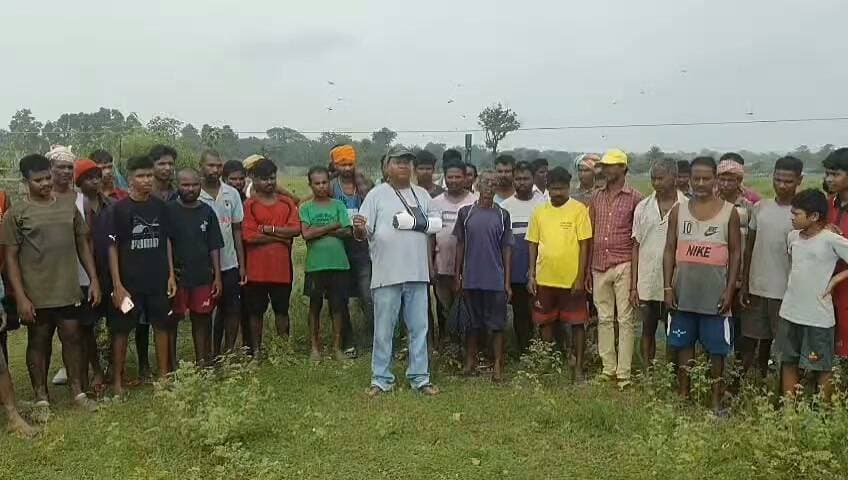 केरसई में मजदूर नेता राजेश सिंह के द्वारा लोगों से की मुलाकात