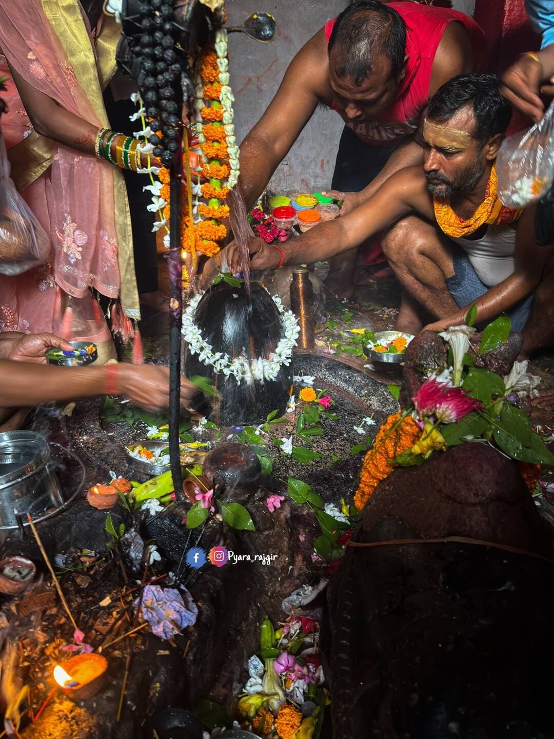 🔱 सावन की आखिरी सुबह … और बाबा सिद्धनाथ का दरबार 🥺🙏
आज सावन के अंतिम दिन, पूर्णिमा और रक्षाबंधन के पावन अवसर पर बाबा सिद्धनाथ के दरबार में श्रद्धालुओं का ऐसा भक्ति-मय जमावड़ा लगा, मानो पूरा राजगीर भोलेनाथ की भक्ति में डूब गया हो। 🔱🚩
लेकिन आज की खुशी के साथ एक भावुक कर देने वाली उदासी भी है… 🥺
क्योंकि सावन का ये आखिरी दिन,
बाबा सिद्धनाथ के दरबार में उमड़ी ये आस्था,
ये जयकारे, ये भक्तों की भीड़…
अब फिर पूरे एक साल बाद देखने को मिलेगी। 💔🙏
पता ही नहीं चला कब सावन आया और कब विदा हो गया…
बस अब दिल यही कह रहा है—
हे भोलेनाथ, अगला सावन जल्दी लाना…
और तब तक अपने भक्तों पर अपनी कृपा बनाए रखना। 🙏🔱
🌺 सावन की विदाई है, भक्ति की नहीं…
🚩 हर हर महादेव!
🔱 बाबा सिद्धनाथ की जय!
#बाबासिद्धनाथ #सावन #pyararajgir