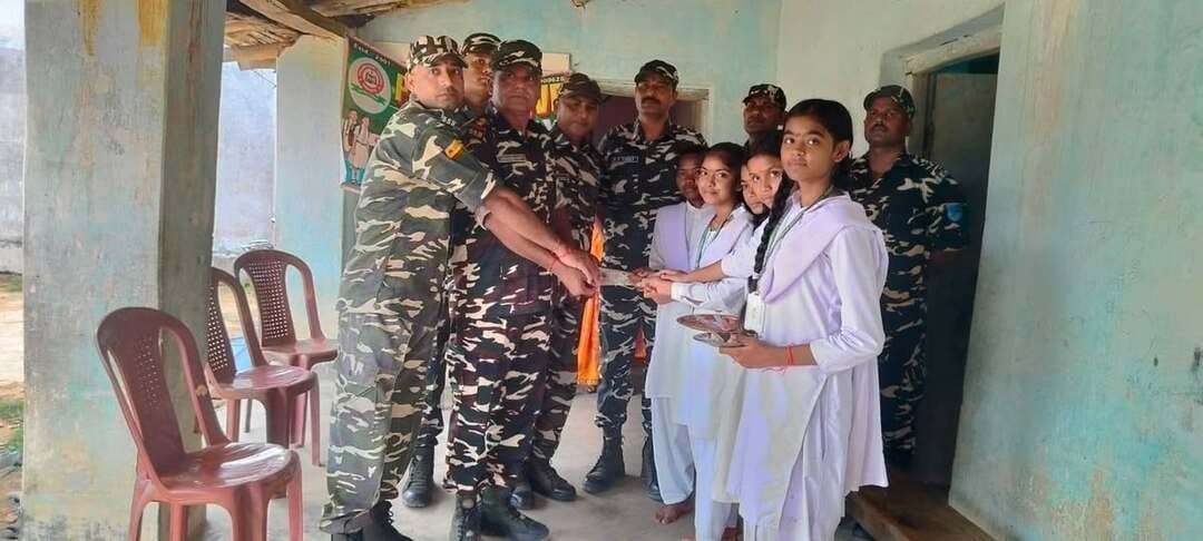 कुंदा में सुरक्षा बलों के सम्मान में छलका स्नेह: छात्राओं ने SSB जवानों को बांधी राखी...