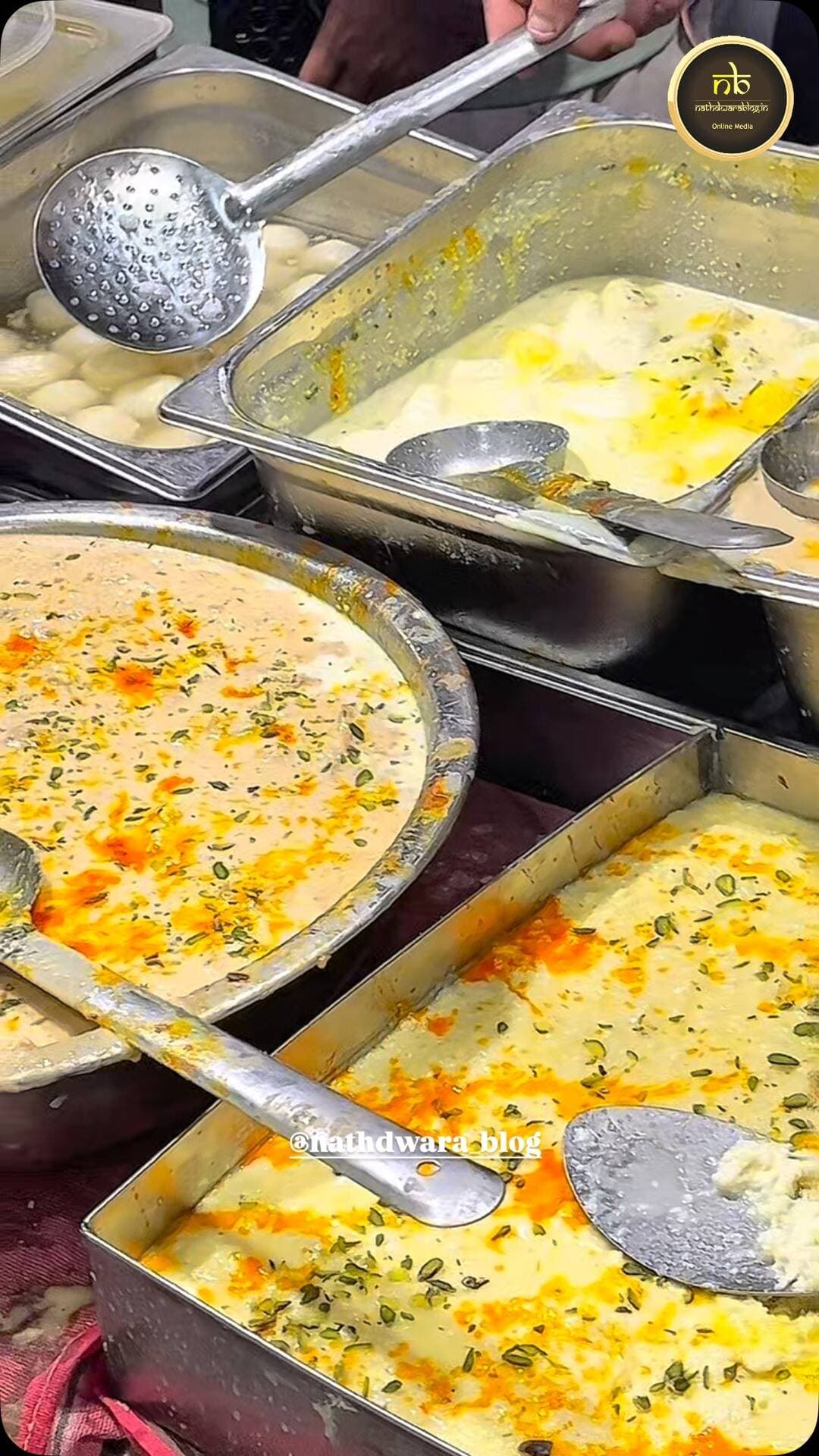 मिठाइयों से सजा नाथद्वारा बाजार 🍬
जहाँ मिठास के साथ भरोसा बिकता है,
जहाँ हर मिठाई में शुद्धता बसती है। ❤️
वर्षों पुराने, भरोसेमंद मिठाई वाले…
जहाँ स्वाद के साथ जुड़ी है परंपरा की मिठास,
और पीढ़ियों से कायम है वही विश्वास। ✨
नाथद्वारा की मिठास, नाथद्वारा की परंपरा…
Vc @gajendrasingh_mojawat_