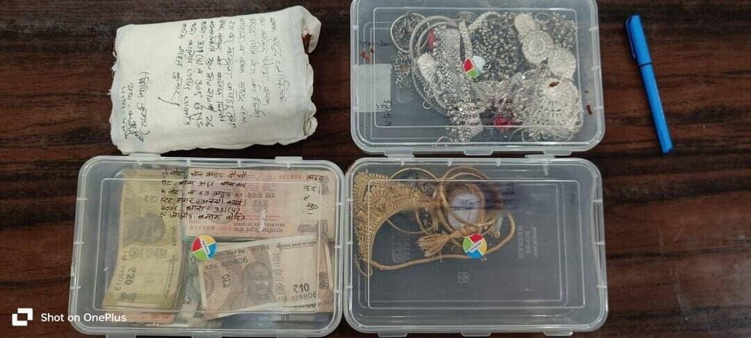 कोतवाली कालपी पुलिस द्वारा *24 घण्टे के अन्दर चोरी की घटना का सफल अनावरण* कर शातिर चोर को चोरी से सम्बन्धित *शत-प्रतिशत सोने, चांदी के जेवरात* ( अनुमानित कीमत *11,00,000/- रुपये)* एवं *18,080/- रूपये* के साथ गिरफ्तार किया गया।