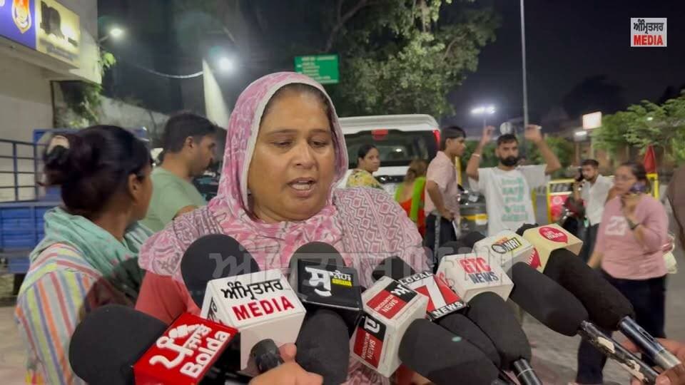 ਅੰਮ੍ਰਿਤਸਰ 'ਚ ਮਾਮੂਲੀ ਐਕਟਿਵਾ ਟੱ/ਕਰ ਪਿੱਛੋਂ ਚੱਲੇ ਤੇ/ਜ਼ਧਾ/ਰ ਹਥਿ/ਆ/ਰ! ਥਾਣਾ ਡੀ-ਡਿਵੀਜ਼ਨ ਬਾਹਰ ਜ਼ਬਰਦਸਤ ਹੰ/ਗਾ/ਮਾ, ਪਰਿਵਾਰ ਨੇ ਪੁਲਿਸ 'ਤੇ ਲਾਏ ਗੰ/ਭੀ/ਰ ਇ/ਲ/ਜ਼ਾ/ਮ