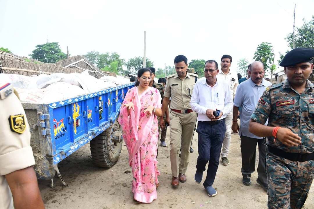 भागलपुर, 27 अगस्त 2026:- कजिकोरैया–राघोपुर मार्जिनल बांध क्षेत्र में उत्पन्न स्थिति के मद्देनजर जिलाधिकारी, पुलिस अधीक्षक नौगछिया, अपर समाहर्ता आपदा , भूमि सुधार उप समाहर्ता (DCLR) नौगछिया, अनुमंडल पदाधिकारी, नौगछिया, अंचलाधिकारी खारिक एवं अभियंत्रण विभाग के पदाधिकारियों द्वारा घटनास्थल का निरीक्षण किया गया।
निरीक्षण के दौरान मौके पर उपलब्ध राहत एवं बचाव व्यवस्था, सुरक्षा प्रबंध तथा अन्य व्यवस्थाओं की विस्तृत समीक्षा की गई। संबंधित पदाधिकारियों को आवश्यक दिशा-निर्देश दिए गए तथा यह सुनिश्चित करने को कहा गया कि प्रभावित क्षेत्र में लोगों की सुरक्षा को सर्वोच्च प्राथमिकता दी जाए।
सभी आवश्यक सुरक्षा उपाय किए जा रहे हैं। राहत एवं बचाव कार्य में लगे कर्मियों एवं आमजनों की सुरक्षा को ध्यान में रखते हुए अब नौकाओं का उपयोग नहीं किया जा रहा है।
जिला प्रशासन द्वारा स्थिति पर लगातार निगरानी रखी जा रही है तथा आवश्यकता के अनुरूप सभी आवश्यक कदम उठाए जा रहे हैं। राहत एवं बचाव कार्य पूरी तत्परता के साथ जारी है।