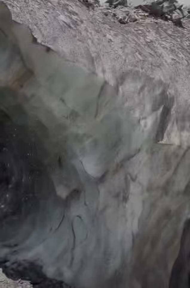 ग्लेशियर बचाएँ, जल बचाएँ, पर्यावरण बचाएँ।
ग्लेशियर हमारी नदियों और जल स्रोतों के जीवनदाता हैं। इन्हें सुरक्षित रखना केवल प्रकृति की रक्षा नहीं, बल्कि आने वाली पीढ़ियों के सुरक्षित भविष्य की जिम्मेदारी भी है।
स्वच्छ जल ही स्वस्थ जीवन, सुरक्षित भविष्य और समृद्ध समाज की सबसे बड़ी पूँजी है।
आज प्रकृति के संरक्षण का संकल्प लें, जल की हर बूंद का सम्मान करें और पर्यावरण को बचाने में अपनी भूमिका निभाएँ।
