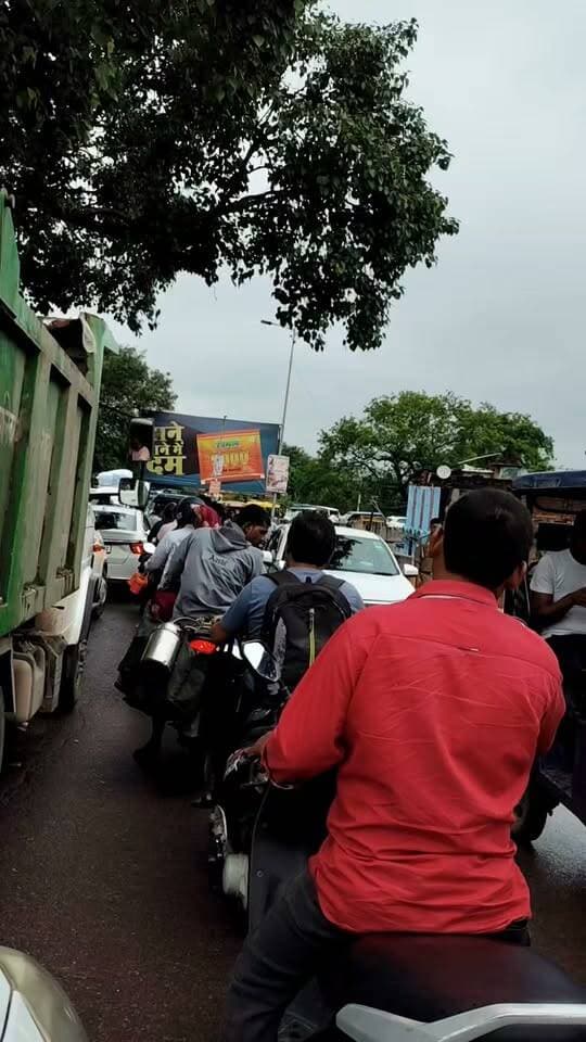 रक्षाबंधन पर बढ़ी भीड़, गलत दिशा में वाहन चलाने से जाम की स्थिति
रक्षाबंधन के त्योहार के कारण बाजारों और प्रमुख मार्गों पर भीड़ बढ़ना स्वाभाविक है। लोगों की आवाजाही बढ़ने से यातायात का दबाव भी बढ़ जाता है।
📍 यह दृश्य बाबूलाल चौराहा से बड़े डाकघर जाने वाले ब्रिज का है, जहां त्योहार के चलते वाहनों की आवाजाही बढ़ी हुई है।
ट्रैफिक पुलिस लगातार कड़ी मेहनत कर यातायात व्यवस्था को सुचारु बनाए रखने में जुटी है, लेकिन कुछ वाहन चालक नियमों की अनदेखी करते हुए गलत दिशा में वाहन लेकर चले जाते हैं, जिससे जाम की स्थिति बन जाती है और अन्य लोगों को भी परेशानी का सामना करना पड़ता है।
🙏 सभी वाहन चालकों से अपील है कि यातायात नियमों का पालन करें, गलत दिशा में वाहन न चलाएं और ट्रैफिक पुलिस का सहयोग करें। आपकी थोड़ी सी सावधानी त्योहार की खुशी को और बेहतर बना सकती है।
#RakshaBandhan #BandaTraffic #TrafficPolice #TrafficRules #BandaNews