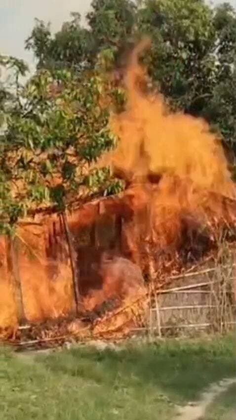 श्रीखंडी भिट्ठा पूर्वी में नवका पोखरी के पास बाबू साहेब झा के घर में लगी आग, मामला गुरुवार के दिन के 4:00 का है