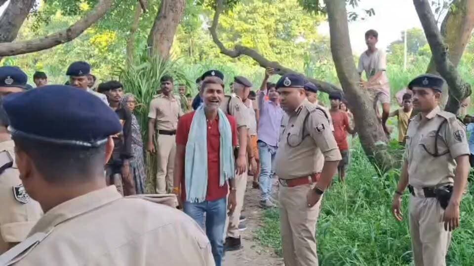 बेगूसराय के डंडारी थाना क्षेत्र में एक व्यक्ति की चार गोली मार के हत्या मौके पर पहुंचे एसपी मनीष कुमार