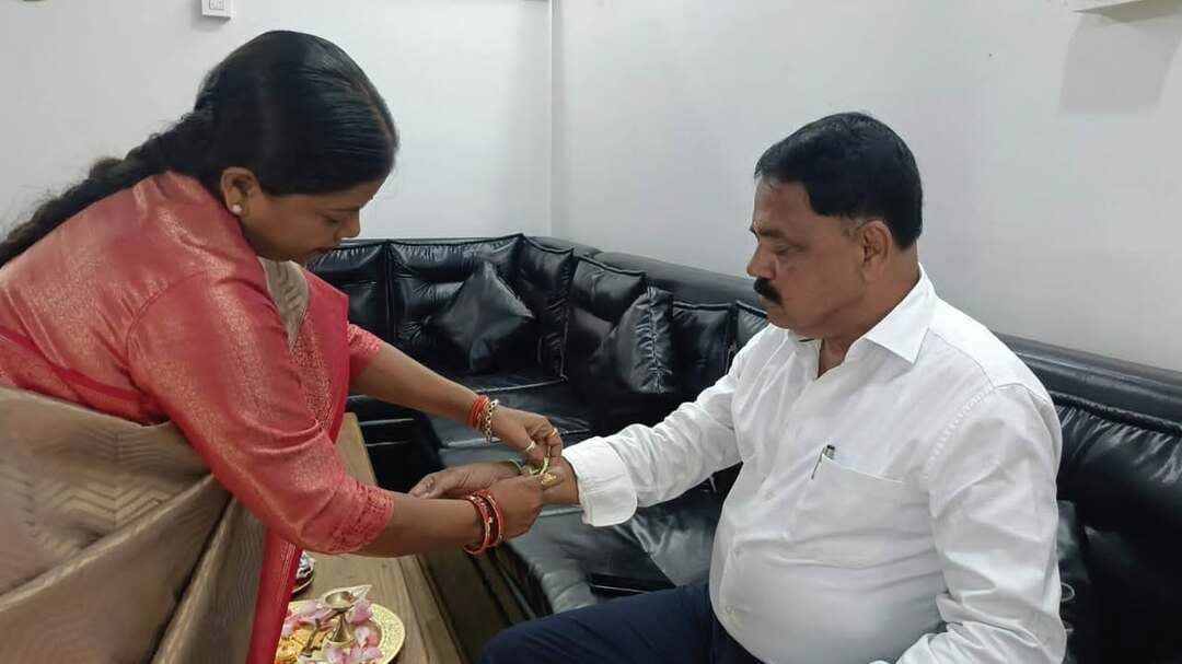 रक्षाबंधन पर महापौर प्रमिला मेहरा ने मंत्री सुदिव्य कुमार सोनू की कलाई पर बांधी राखी, भाई-बहन के स्नेह और विश्वास का दिया संदेश
गिरिडीह। रक्षाबंधन के पावन पर्व पर भाई-बहन के अटूट प्रेम, स्नेह और विश्वास की खूबसूरत तस्वीर देखने को मिली। गिरिडीह की महापौर प्रमिला मेहरा ने झारखंड सरकार के मंत्री सुदिव्य कुमार सोनू की कलाई पर राखी बांधकर उन्हें रक्षाबंधन की शुभकामनाएं दीं।
इस अवसर पर महापौर प्रमिला मेहरा ने कहा कि रक्षाबंधन केवल एक पर्व नहीं, बल्कि भाई-बहन के बीच प्रेम, विश्वास, सुरक्षा और जिम्मेदारी के अटूट रिश्ते का प्रतीक है। वहीं मंत्री सुदिव्य कुमार सोनू ने भी इस आत्मीय स्नेह के लिए महापौर का आभार जताते हुए सभी को रक्षाबंधन की शुभकामनाएं दीं।
इस दौरान दोनों नेताओं ने जिलेवासियों के सुख, समृद्धि और खुशहाली की कामना की तथा आपसी भाईचारे और सामाजिक एकता का संदेश दिया।
रक्षाबंधन के इस खास मौके पर राखी के पवित्र धागे ने भाई-बहन के रिश्ते की मजबूती और भारतीय संस्कृति की खूबसूरत परंपरा को एक बार फिर जीवंत कर दिया।