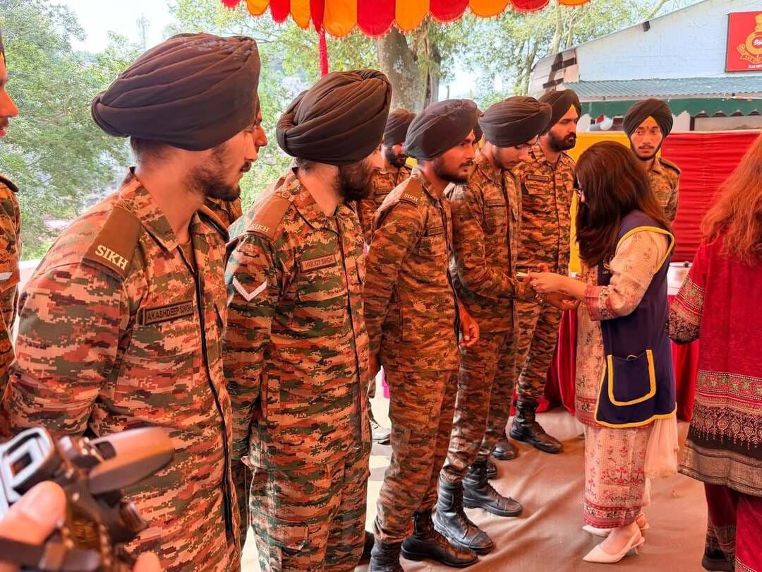 🇮🇳 भारतीय सेना के साथ राखी — RAAKHI WITH THE INDIAN ARMY 🇮🇳
राष्ट्र के सच्चे रक्षकों और वीर जवानों को हृदय से सलाम 🫡❤️
सोलन, 28 अगस्त 2026:
लायंस क्लब सोलन वैली, डिस्ट्रिक्ट 321-A2 द्वारा पवित्र पर्व रक्षाबंधन के अवसर पर “राखी विद द इंडियन आर्मी” कार्यक्रम का आयोजन 5वीं सिख रेजिमेंट के वीर जवानों के साथ किया गया।
यह कार्यक्रम देश की सीमाओं की रक्षा करने वाले उन वीर सपूतों के प्रति कृतज्ञता, सम्मान और स्नेह व्यक्त करने का एक विनम्र प्रयास था, जो अपने परिवारों से दूर रहकर दिन-रात मातृभूमि की रक्षा में समर्पित रहते हैं।
इस पावन अवसर पर वीर जवानों की कलाइयों पर तिरंगे के रंगों वाली सुंदर राखियां बांधी गईं। इसके साथ ही उनके लिए खीर, मिठाइयां एवं उपहार भी भेंट किए गए। तिरंगे के रंगों से सजी राखियों ने इस अवसर को देशभक्ति और भाईचारे की भावना से भर दिया। 🇮🇳
भारतीय सेना के वीर जवान केवल देश की सीमाओं के प्रहरी ही नहीं, बल्कि भारत की आन, बान और शान हैं। उनकी बहादुरी, अनुशासन और राष्ट्र के प्रति समर्पण प्रत्येक भारतीय के लिए प्रेरणा का स्रोत है।
**“उनका साहस हमारी शक्ति है,
उनका त्याग हमारी आज़ादी है,
उनकी वीरता भारत का गौरव है,
और उनकी चौकसी देश की सुरक्षा है।”** 🇮🇳🫡
इस सुंदर एवं भावपूर्ण परियोजना का समन्वय हमारे सबसे ऊर्जावान “फ्लाइंग सिख” लायन गुरचरण सिंह जी द्वारा किया गया। उनके समर्पण एवं उत्साह ने इस कार्यक्रम को यादगार बनाने में महत्वपूर्ण भूमिका निभाई।
कार्यक्रम के लिए श्रीमती गीता सिंगला एवं श्रीमती चंद्रकांता साहनी का भी विशेष आभार व्यक्त किया गया, जिन्होंने सुंदर तिरंगा राखियों, खीर, मिठाइयों एवं उपहारों की व्यवस्था में अपना महत्वपूर्ण योगदान दिया।
लायंस क्लब सोलन वैली ने इस अवसर पर लायन अनूप सूद एवं भाभी जी, लायन रमेश सिंगला एवं भाभी जी, लायन अश्वनी गोयल एवं भाभी जी, लायन मदन शर्मा एवं भाभी जी, लायन डॉ. विनोद सूरी एवं भाभी जी, लायन गुरचरण सिंह एवं भाभी जी, लायन सुभाष साहनी एवं भाभी जी, लायन शक्ति अवस्थी एवं भाभी जी, लायन डॉ. आर. के. सूद जी तथा हमारी अत्यंत सम्माननीय लायन लेडी मधु गुप्ता जी का भी हार्दिक धन्यवाद किया, जिन्होंने अपना बहुमूल्य समय निकालकर इस पावन एवं राष्ट्रभक्ति से ओत-प्रोत परियोजना में सहभागिता की।
एमजेएफ लायन रामिंदर बावा, अध्यक्ष, लायंस क्लब सोलन वैली, ने क्लब के सचिव, कोषाध्यक्ष एवं निदेशक मंडल की ओर से 5वीं सिख रेजिमेंट के सभी वीर जवानों एवं अधिकारियों के प्रति हार्दिक आभार व्यक्त किया और कहा कि हमारे सैनिकों के साथ रक्षाबंधन मनाना पूरे लायंस परिवार के लिए गौरव, सम्मान और भावनात्मक जुड़ाव का अविस्मरणीय अवसर है।
उन्होंने कहा कि देश की रक्षा के लिए अपने प्राणों की परवाह किए बिना सीमाओं पर डटे रहने वाले वीर जवानों के प्रति पूरा देश सदैव कृतज्ञ रहेगा।
🇮🇳 वीर जवानों को शत-शत नमन! 🫡
आपका साहस ही भारत की शक्ति है।
जय हिंद! 🇮🇳 | जय जवान! 🇮🇳 | वी सर्व! 🦁