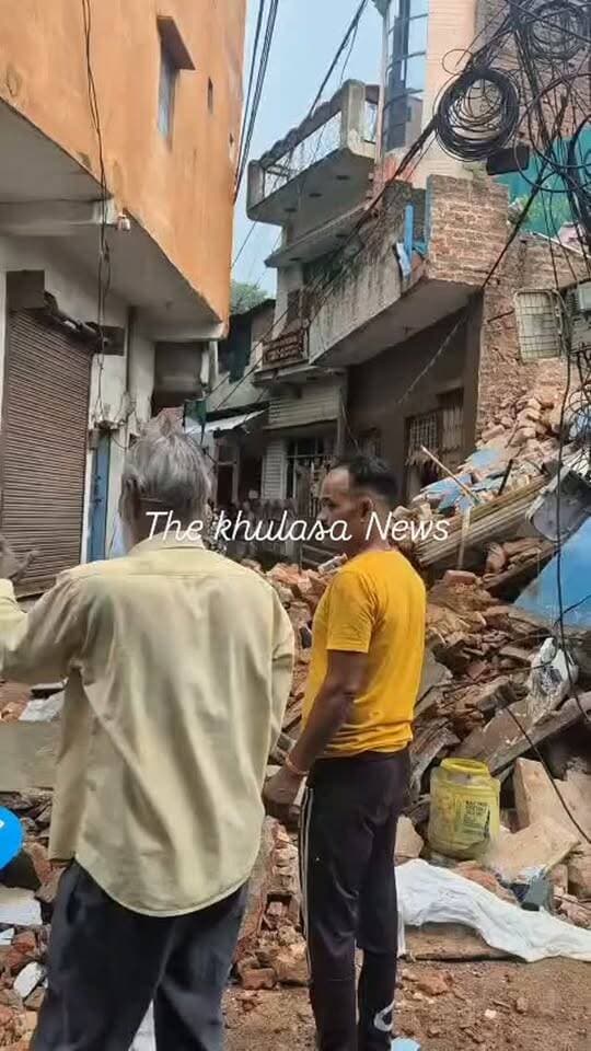 झाँसी के दतिया गेट स्थित दो मंजिला मकान भारी बारिश के चलते गिरा पड़ा,, परिवार सुरक्षित