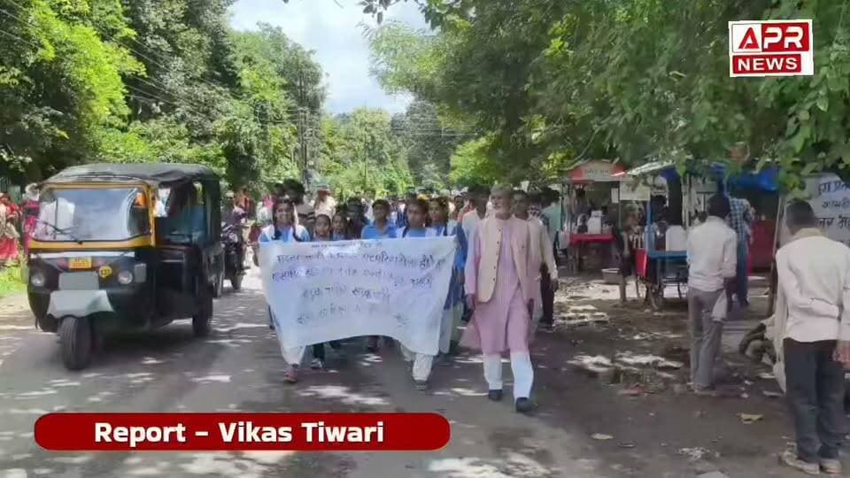 उमरिया में छात्राओं का हल्ला बोल! सड़क की मांग को लेकर कलेक्ट्रेट पहुंचीं छात्राएं, कीचड़ भरे रास्ते से स्कूल जाने को मजबूर
