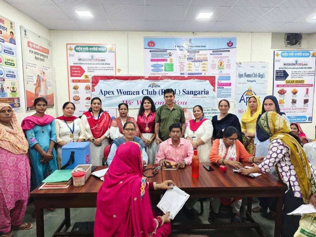 Apex Women's Club Sangaria
एपेक्स वूमेन क्लब (रजि.) संगरिया द्वारा प्रधानमंत्री सुरक्षित मातृत्व अभियान के तहत गर्भवती महिलाओं को पोषण एवं स्वास्थ्य के प्रति जागरूकता
संगरिया की आवाज़।
आज एपेक्स वूमेन क्लब (रजि.) संगरिया की टीम द्वारा प्रधानमंत्री सुरक्षित मातृत्व अभियान के अंतर्गत सामुदायिक स्वास्थ्य केंद्र, संगरिया में सेवा एवं जागरूकता कार्यक्रम आयोजित किया गया।
क्लब की व्यवस्थापिका पूर्व अध्यक्ष Sundri Soni ने बताया कि महिला सेवा प्रकल्प का उद्देश्य महिलाओं को सशक्त एवं स्वस्थ बनाना तथा उनके शारीरिक, बौद्धिक एवं मानसिक विकास के लिए निरंतर कार्य करना है। इसी उद्देश्य के साथ गर्भवती महिलाओं को पौष्टिक आहार वितरित कर उन्हें पोषण एवं स्वास्थ्य के प्रति जागरूक किया गया।
क्लब की वर्तमान अध्यक्ष डॉ. जयश्री शर्मा ने गर्भवती महिलाओं को संतुलित एवं पौष्टिक आहार के महत्व के साथ-साथ हीमोग्लोबिन के स्तर को सामान्य बनाए रखने तथा एनीमिया से बचाव के लिए आवश्यक सावधानियों एवं उचित खान-पान के बारे में सरल एवं प्रभावी तरीके से जानकारी दी।
शिविर प्रभारी नवनीत कौर ने कार्यक्रम की व्यवस्थाओं को सुचारू रूप से संभाला।
इस सेवा कार्य की पहल करने वाली जिला महिला समन्वयक किरण गर्ग ने गर्भवती महिलाओं के लिए गुड़-चना एवं केले की व्यवस्था हेतु आर्थिक सहयोग प्रदान किया।
सामुदायिक स्वास्थ्य केंद्र के अस्पताल प्रभारी डॉ. अरविंद शर्मा, RCHO विद्यार्थी, स्त्री रोग विशेषज्ञ श्रीमती मोनिका, डॉ. कुलदीप एवं नर्सिंग स्टाफ श्रीमती राजवीर, गुरप्रीत सहित समस्त चिकित्सा टीम का सहयोग रहा।
क्लब की वरिष्ठ सदस्य नीरू गोस्वामी एवं सिमरन ग्रोवर ने सामुदायिक स्वास्थ्य केंद्र की समस्त चिकित्सा टीम का सहयोग प्रदान करने के लिए एपेक्स वूमेन क्लब की ओर से बहुत-बहुत आभार एवं धन्यवाद व्यक्त किया।
संगरिया की आवाज़