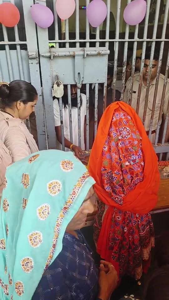 भरतपुर - सेवर सेंट्रल जेल... रक्षाबंधन पर्व पर पहुंची राखी बांधने