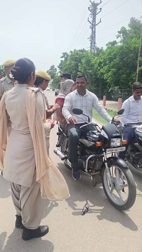 भरतपुर में रक्षाबंधन पर यातायात पुलिस की अनोखी पहल, महिला कांस्टेबलों ने बांधी राखी