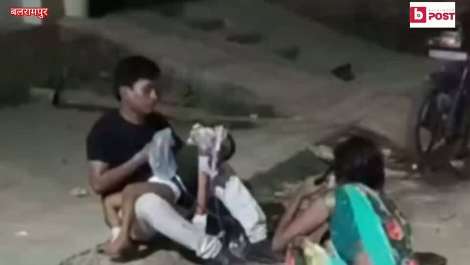 गंभीर हालत में मासूम को लेकर सड़क पर बैठे परिजन, निजी अस्पताल पर संवेदनहीनता के आरोप
उतरौला में फातिमा अस्पताल का मामला बताया जा रहा, इलाज के बाद बच्चे को बाहर किए जाने का वीडियो वायरल
बलरामपुर। उतरौला क्षेत्र स्थित फातिमा अस्पताल से जुड़ा एक वीडियो सोशल मीडिया पर सामने आया है, जिसमें एक मासूम बच्चे को गोद में लेकर उसके परिजन अस्पताल के बाहर सड़क किनारे बैठे दिखाई दे रहे हैं। बच्चे के मुंह पर मास्क लगा है और उसे ड्रिप लगी हुई नजर आ रही है। वीडियो सामने आने के बाद निजी अस्पताल की कार्यप्रणाली और मरीजों के प्रति संवेदनशीलता को लेकर सवाल उठने लगे हैं।
परिजनों के मुताबिक, मासूम का इलाज फातिमा अस्पताल में चल रहा था। उनका आरोप है कि इलाज के नाम पर उनसे काफी रकम ली गई, लेकिन बच्चे की हालत में अपेक्षित सुधार नहीं हुआ। स्थिति बिगड़ने पर अस्पताल प्रबंधन की ओर से बच्चे को किसी अन्य अस्पताल ले जाने की बात कही गई।
परिजनों का आरोप है कि आर्थिक स्थिति ठीक नहीं होने के कारण उन्होंने बच्चे को तत्काल दूसरे अस्पताल ले जाने में असमर्थता जताई। इसके बाद कथित तौर पर उन्हें बच्चे समेत अस्पताल परिसर से बाहर कर दिया गया। इसके बाद परिजन मासूम को गोद में लेकर सड़क किनारे बैठने को मजबूर हो गए।
घटना का वीडियो सामने आने के बाद स्थानीय लोगों में भी नाराजगी देखी जा रही है। लोगों का कहना है कि यदि मरीज की हालत गंभीर थी तो उसे उचित चिकित्सकीय देखरेख में रखते हुए दूसरे अस्पताल के लिए रेफर किया जाना चाहिए था। गंभीर हालत वाले बच्चे और उसके परिजनों को इस तरह सड़क पर बैठने की स्थिति में पहुंचाने के आरोप ने निजी स्वास्थ्य व्यवस्था पर सवाल खड़े कर दिए हैं।
हालांकि, मामले में अस्पताल प्रबंधन का पक्ष सामने आना अभी बाकी है। वीडियो और परिजनों के आरोपों की स्वतंत्र रूप से पुष्टि नहीं हो सकी है। स्वास्थ्य विभाग की ओर से मामले की जांच के बाद ही वास्तविक स्थिति स्पष्ट हो सकेगी।
अब सवाल यह है कि गंभीर मरीजों के इलाज और रेफरल की व्यवस्था को लेकर निजी अस्पतालों की जिम्मेदारी आखिर कितनी है?