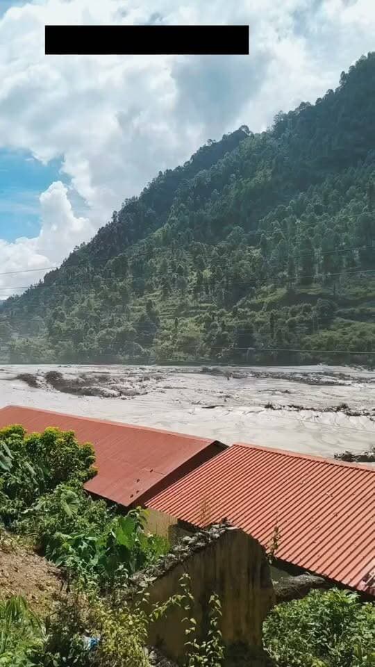 #Nepal भयंकर सैलाब में तैरती दिखी चट्टान