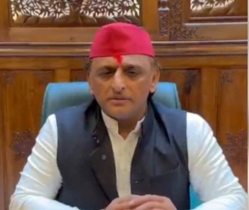 सैफई में रक्षाबंधन पर अखिलेश यादव ने बहनों से बंधवाई राखी, सुरक्षा का लिया संकल्प
सैफई स्थित सपा कार्यालय में आयोजित कार्यक्रम में पार्टी सुप्रीमो ने देशवासियों को दी शुभकामनाएं। इस दौरान भाजपा सरकार पर बोला हमला।
#Saifai #AkhileshYadav #FirozabadNewsTV
#DDMNEWS