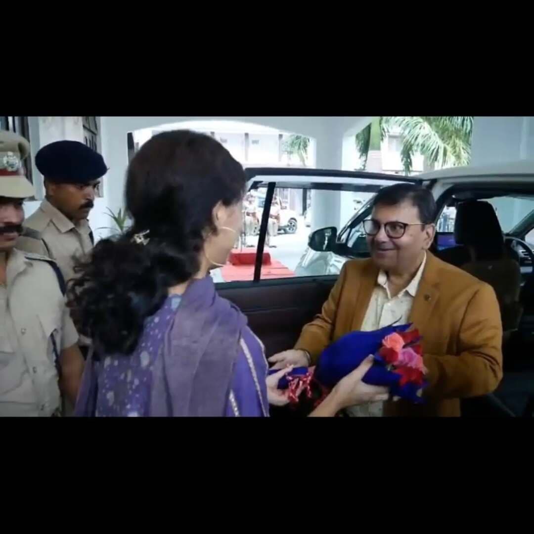 ⚖️ माननीय न्यायमूर्ति, पटना उच्च न्यायालय श्री बिवेक चौधरी का जहानाबाद आगमन; जिला अतिथि गृह में जिला पदाधिकारी द्वारा किया गया स्वागत
आज माननीय न्यायमूर्ति, पटना उच्च न्यायालय श्री बिवेक चौधरी के जहानाबाद आगमन पर जिला अतिथि गृह में प्रधान जिला एवं सत्र न्यायाधीश, जहानाबाद श्री विकास कुमार, जिला पदाधिकारी श्रीमती छिरिङ वाई भूटिया एवं पुलिस अधीक्षक श्री कोटा किरण कुमार द्वारा पुष्पगुच्छ, वाणावर पेंटिंग एवं पौधा भेंट कर स्वागत किया गया।
इस अवसर पर पुलिस जवानों द्वारा माननीय न्यायमूर्ति को गार्ड ऑफ ऑनर भी प्रस्तुत किया गया।
#जहानाबाद #जिलाप्रशासनजहानाबाद #पटना_उच्च_न्यायालय_न्यायमूर्ति #गार्ड_ऑफ_ऑनर #विकसितभारत_समृद्धबिहार_आदर्शजहानाबाद