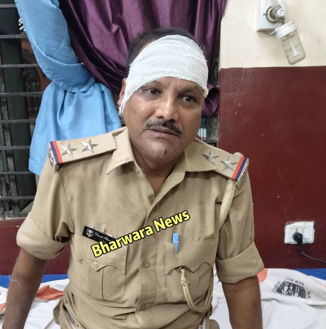 शराब के नशे में हंगामा कर रहे युवक ने डायल-112 टीम पर किया हमला, चार पुलिसकर्मी घायल
सिंहवाड़ा में पुलिस टीम के साथ मारपीट का मामला, SI दिनेश शर्मा को गंभीर चोट; आरोपी को गिरफ्तार कर अस्पताल ले गई पुलिस
दरभंगा:-सिंहवाड़ा थाना क्षेत्र में बीती देर रात शराब के नशे में हंगामा करने की सूचना पर पहुंची डायल-112 की टीम पर एक युवक ने हमला कर दिया। घटना में डायल-112 टीम के चार पुलिसकर्मी घायल हो गए। इनमें एक पुलिस पदाधिकारी को गंभीर चोट लगने की बात सामने आई है। सभी घायलों का इलाज सिंहवाड़ा सामुदायिक स्वास्थ्य केंद्र में कराया गया। घटना के बाद पुलिस ने मौके से आरोपी युवक को गिरफ्तार कर लिया।
घायलों की पहचान डायल-112 टीम में तैनात एसआई दिनेश शर्मा (53), सिपाही अनीश कुमार (24), सिपाही रौशन कुमार (26) और सिपाही मनिता कुमारी (24) के रूप में हुई है।बताया गया कि एसआई दिनेश शर्मा को घटना में गंभीर चोट लगी है। वहीं, सूचना मिलने के बाद मौके पर पहुंची थाना पुलिस की गश्ती टीम के एक पुलिसकर्मी के भी घायल होने की सूचना है।
जानकारी के अनुसार, डायल-112 पर सूचना मिली थी कि सिंहवाड़ा थाना क्षेत्र के भरवाड़ा वार्ड नंबर-1 में एक व्यक्ति शराब के नशे में हंगामा कर रहा है। सूचना मिलने के बाद डायल-112 की टीम मौके पर पहुंची। वहां पुलिस ने देखा कि एक युवक शराब के नशे में गाली-गलौज करते हुए हंगामा कर रहा था।
पुलिसकर्मियों ने जब युवक को समझाने और पकड़ने का प्रयास किया तो उसने पुलिस टीम के साथ मारपीट शुरू कर दी। अचानक हुए हमले में डायल-112 की टीम के चार पुलिसकर्मी घायल हो गए। घटना की जानकारी सिंहवाड़ा थाना पुलिस को दी गई, जिसके बाद गश्ती दल भी मौके पर पहुंचा।
काफी मशक्कत के बाद पुलिस ने हंगामा कर रहे युवक को काबू में किया। आरोपी की पहचान मिट्ठू कुमार साहू (25) के रूप में हुई है। पुलिस ने उसे विधिवत गिरफ्तार कर हथकड़ी लगाई और मेडिकल जांच के लिए सिंहवाड़ा सीएचसी पहुंचाया।
अस्पताल में भी आरोपी युवक के नशे में होने की बात सामने आई। पुलिस के अनुसार, ब्रेथ एनालाइजर मशीन से जांच के दौरान आरोपी ने शुरू में मशीन में फूंकने में सहयोग नहीं किया। बाद में उसकी जांच की गई। अस्पताल में इलाज और मेडिकल जांच के दौरान भी वह पुलिसकर्मियों के साथ गाली-गलौज करता रहा।
पुलिसकर्मियों का कराया गया इलाज
घटना के बाद सभी घायल पुलिसकर्मियों को सिंहवाड़ा सामुदायिक स्वास्थ्य केंद्र लाया गया, जहां उनका इलाज किया गया। पुलिस अधिकारियों के अनुसार, घायल पुलिसकर्मियों की स्थिति पर नजर रखी जा रही है। एसआई दिनेश शर्मा को चोट अधिक होने के कारण विशेष निगरानी में रखा गया है।
आरोपी के खिलाफ होगी सख्त कार्रवाई
इस संबंध में कमतौल के एसडीपीओ शुभेंद्र कुमार सुमन ने बताया कि डायल-112 पर सूचना मिली थी कि भरवाड़ा वार्ड नंबर-1 में एक व्यक्ति शराब के नशे में हंगामा कर रहा है। सूचना के सत्यापन के लिए डायल-112 की टीम मौके पर पहुंची थी। वहां आरोपी मिट्ठू कुमार साहू ने पुलिसकर्मियों के साथ मारपीट की, जिसमें कई पुलिसकर्मी घायल हुए हैं।
उन्होंने बताया कि आरोपी के शराब के नशे में होने की पुष्टि हुई है। पुलिस के अनुसार, आरोपी ने पुलिसकर्मियों के साथ मारपीट करने के साथ ही उनके साथ अभद्र भाषा का भी इस्तेमाल किया। मामले में आरोपी के खिलाफ प्राथमिकी दर्ज कर कानूनी कार्रवाई की जा रही है। पुलिस पूरे घटनाक्रम की जांच कर रही है।