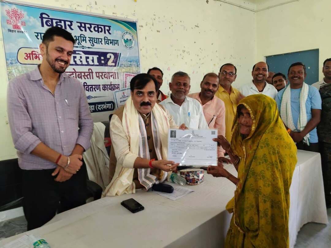 अतिक्रमण हटाने से पहले 42 भूमिहीन परिवारों को मिला बासगीत पर्चा
प्रखंड मुख्यालय स्थित सद्भावना मंडप में गुरुवार को राजस्व एवं भूमि सुधार विभाग की ओर से अभियान बसेरा-2 के तहत भूमि बंदोबस्ती एवं बासगीत पर्चा वितरण कार्यक्रम आयोजित किया गया। विधायक जीवेश कुमार, सीओ अंकुर राय एवं आरओ मनोज कुमार ने 42 भूमिहीन परिवारों के बीच बासगीत पर्चा वितरित किया। जानकारी के अनुसार, कटासा पंचायत के पैगंबरपुर में 29 अगस्त को हाईकोर्ट के आदेश के आलोक में अतिक्रमण हटाने की कार्रवाई प्रस्तावित है। अतिक्रमण हटाने से पहले भूमिहीन परिवारों को बासगीत पर्चा देने की मांग को लेकर सीपीएम की ओर से धरना-प्रदर्शन किया गया था। इसके बाद प्रशासनिक स्तर पर सभी परिवारों का सर्वे कर आवास के लिए भूमि आवंटित की गई।