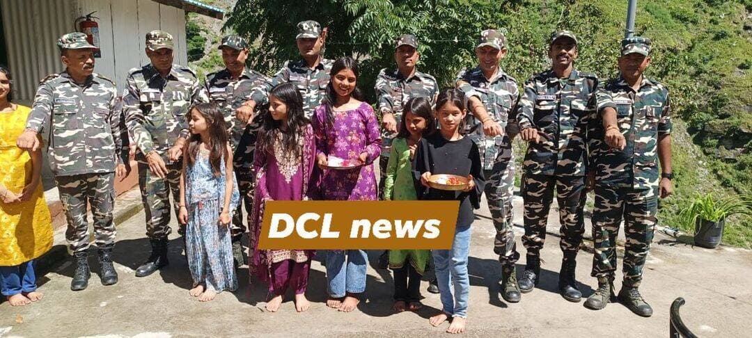 बिल्कुल, DCL News के लिए हेडलाइन + एंकर + सोशल मीडिया पोस्ट इस अंदाज में बेहतर रहेगा:
🇮🇳 पांगला में जवानों की कलाई पर सजा भाईचारे का धागा
ग्रामीण बच्चों ने SSB जवानों के साथ मनाया रक्षाबंधन, राखी बांधकर दिया सम्मान और अपनत्व का संदेश
धारचूला। रक्षाबंधन के पावन पर्व पर 11वीं वाहिनी सशस्त्र सीमा बल डीडीहाट की “एफ” कंपनी पांगला में एक भावुक और खूबसूरत नजारा देखने को मिला। गांव के बच्चों ने सीमा की सुरक्षा में तैनात जवानों को राखी बांधकर रक्षाबंधन का पर्व धूमधाम से मनाया।
बच्चों ने जवानों की कलाई पर राखी बांधी और उनके प्रति अपना स्नेह एवं सम्मान व्यक्त किया। जवानों ने भी बच्चों को आशीर्वाद देते हुए उनके उज्ज्वल भविष्य की कामना की।
इस दौरान ग्राम प्रधान प्रतिनिधि भवान बिष्ट ने सभी जवानों, बच्चों और ग्रामीणों को रक्षाबंधन की हार्दिक शुभकामनाएं एवं बधाई दी। उन्होंने कहा कि देश की सीमाओं पर तैनात जवान हमारे लिए परिवार के सदस्य की तरह हैं। उनके साथ रक्षाबंधन मनाना गौरव और सम्मान की बात है।
रक्षाबंधन का यह कार्यक्रम केवल एक त्योहार नहीं, बल्कि सीमा क्षेत्र के ग्रामीणों और देश की रक्षा में तैनात जवानों के बीच अटूट रिश्ते, प्रेम और विश्वास का प्रतीक बन गया।
DCL NEWS | धारचूलासोशल मीडिया कैप्शन
🇮🇳 जवानों की कलाई पर राखी, दिलों में देशभक्ति ❤️
पांगला में 11वीं वाहिनी SSB डीडीहाट की “एफ” कंपनी के जवानों के साथ ग्रामीण बच्चों ने मनाया रक्षाबंधन का पर्व।
बच्चों ने जवानों की कलाई पर राखी बांधकर उनके प्रति सम्मान और अपनत्व जताया। ग्राम प्रधान प्रतिनिधि भवान बिष्ट ने सभी को रक्षाबंधन की हार्दिक शुभकामनाएं दीं।
सीमा पर तैनात जवानों और ग्रामीण बच्चों के बीच यह खूबसूरत रिश्ता बना अटूट बंधन की मिसाल। 🇮🇳
<nis:link nis:type=tag nis:id=dclnews nis:value=DCLNews nis:enabled=true nis:link/> <nis:link nis:type=tag nis:id=dharchula nis:value=Dharchula nis:enabled=true nis:link/> <nis:link nis:type=tag nis:id=rakshabandhan nis:value=RakshaBandhan nis:enabled=true nis:link/> <nis:link nis:type=tag nis:id=ssb nis:value=SSB nis:enabled=true nis:link/> <nis:link nis:type=tag nis:id=pangla nis:value=Pangla nis:enabled=true nis:link/> <nis:link nis:type=tag nis:id=borderarea nis:value=BorderArea nis:enabled=true nis:link/> <nis:link nis:type=tag nis:id=indianarmy nis:value=IndianArmy nis:enabled=true nis:link/> <nis:link nis:type=tag nis:id=देशकेजवान nis:value=देशकेजवान nis:enabled=true nis:link/>