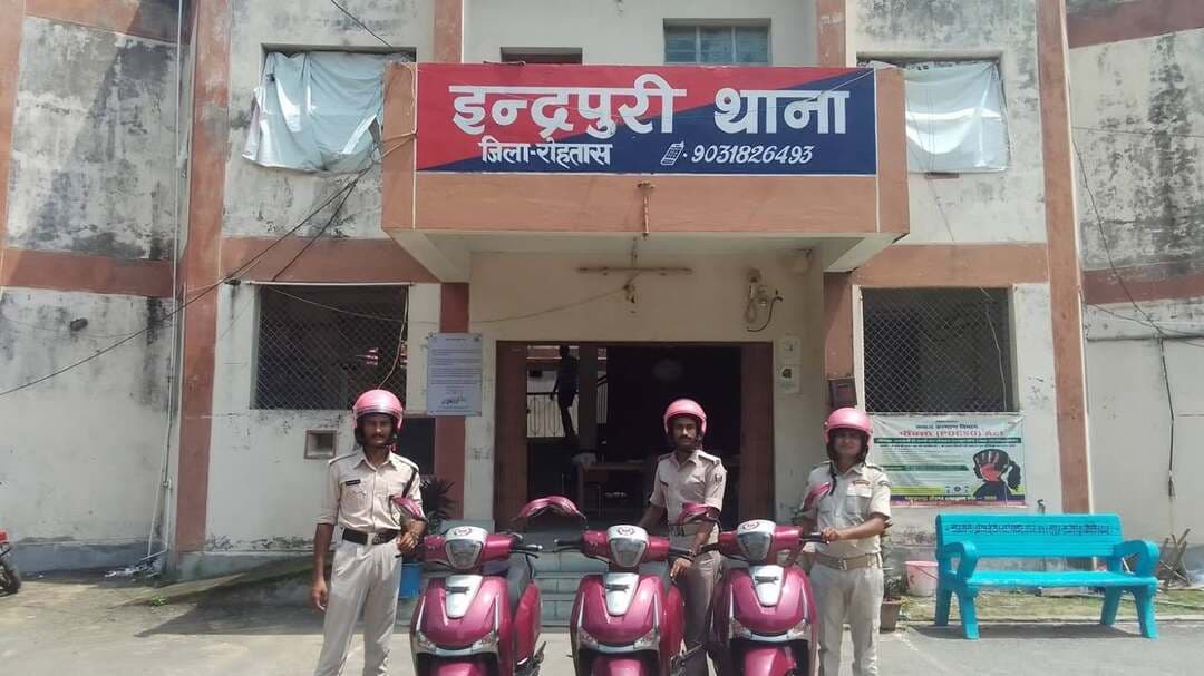 रक्षाबंधन पर ‘पुलिस दीदी’ की खास ड्यूटी, पिंक स्कूटी से संभाल रहीं सुरक्षा 🚔🎀
रक्षाबंधन के पावन पर्व पर जब बहनें अपने भाइयों की कलाई पर राखी बांध रही हैं, वहीं रोहतास जिले के विभिन्न थानों में तैनात महिला पुलिसकर्मी ‘पिंक स्कूटी’ के साथ सुरक्षा व्यवस्था में मुस्तैद नजर आ रही हैं।
महिला पुलिसकर्मियों को दी गई पिंक स्कूटी से वे अपने-अपने थाना क्षेत्रों में गश्त और सुरक्षा व्यवस्था को बेहतर बनाने में सक्रिय भूमिका निभा रही हैं। पर्व के दौरान महिलाओं और आम लोगों की सुरक्षा को लेकर इन ‘पुलिस दीदी’ की तैनाती खास संदेश दे रही है।
अपने परिवार से दूर रहकर कर्तव्य निभा रहीं रोहतास की सभी महिला पुलिसकर्मी बहनों को रक्षाबंधन की हार्दिक बधाई एवं शुभकामनाएं। 🌸🎀
आपकी सेवा, समर्पण और कर्तव्यनिष्ठा को सलाम। 🇮🇳🙏