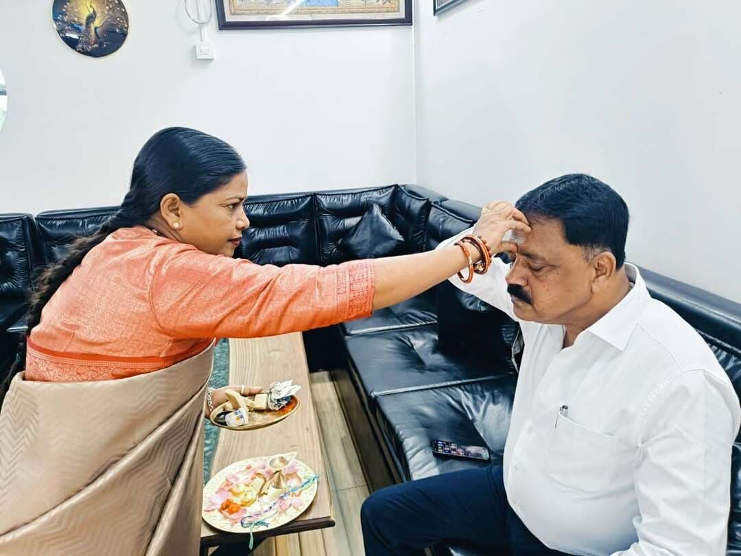 रक्षाबंधन पर महापौर प्रमिला मेहरा ने मंत्री सुदिव्य कुमार सोनू की कलाई पर बांधी राखी