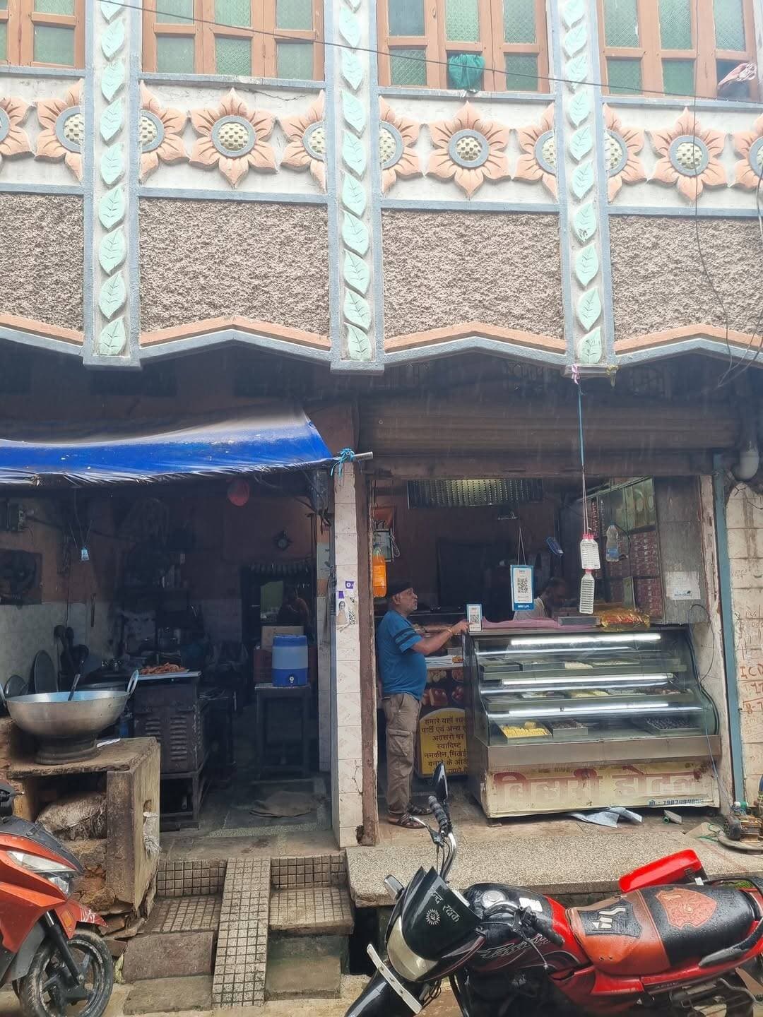 ऊंची दुकान फीका पकवान सुना था आज देख लिया,
गांव के एक बुजुर्ग ने कहा पेड़ा लेने जा रहे हो तो सिनेमा रोड में बिहारी होटल की दुकान से ही लाना, हमे लगा ये कौन सी दुकान है लेकिन जब पहुंचे तो पता चला कोई शोरूम जैसा मिठाई की दुकान नहीं है बल्कि पुराने स्टाइल वाला होटल है,
जो पिछले 50-60 साल से है और बहुत ही फेमस पेड़े की दुकान है, सभी मिठाई भाईसाहब ने टेस्ट कराया वाकई में बहुत ही अच्छा स्वाद है,
अगर मिठाई के शौकीन है और शुद्ध मिठाई चाहिए तो एकबार इस होटल से मिठाई जरूर लेना।
बाहर नई दुकानों के बाहर चकाचौंध देखकर समझ आया कि ऊंची दुकान फीका पकवान इसी को कहते हैं।।