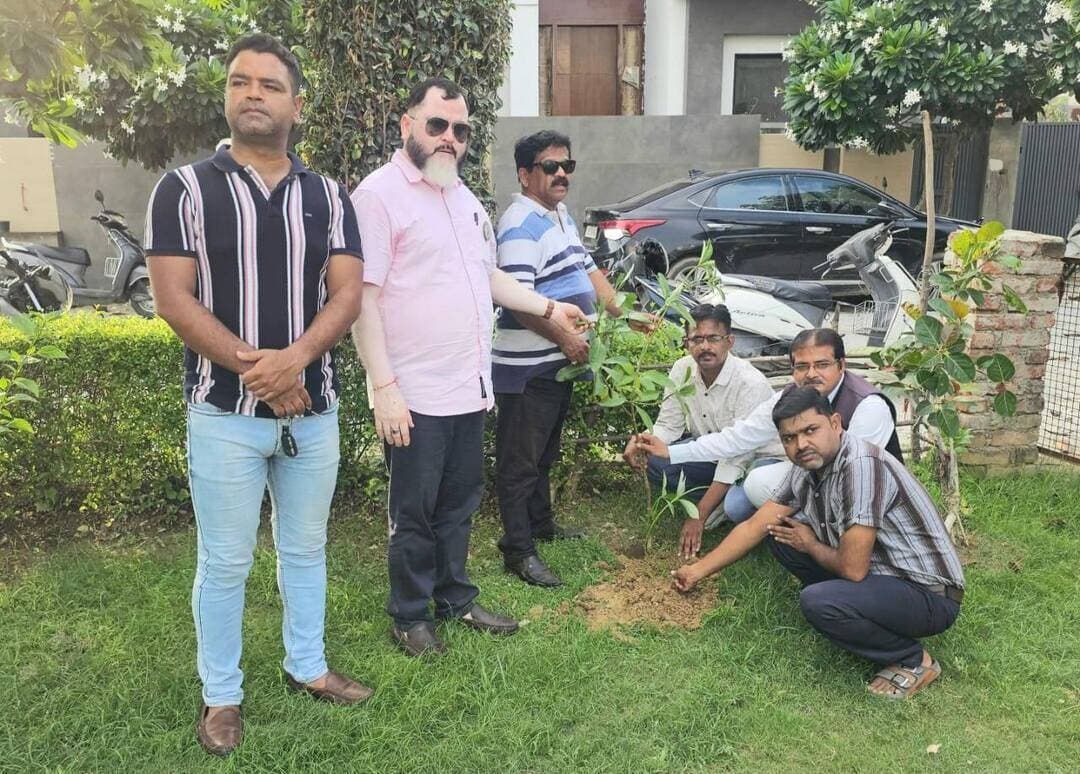 👉#सिटी पार्क में पौधारोपण कर सहयोग संस्था ने भेंट की बेंच
--#रक्षाबंधन पर पर्यावरण संरक्षण का संदेश,पौधों को भाई की तरह संजोने का लिया संकल्प
शाहजहांपुर। समाजसेवी संस्था सहयोग के पदाधिकारियों ने शहर के लोधीपुर स्थित सिटी पार्क में पौधारोपण कर पर्यावरण संरक्षण का संदेश दिया। संस्था की ओर से पार्क में एक बेंच भी सहयोग स्वरूप भेंट की गई। कार्यक्रम शहर के जाने-माने चिकित्सक डॉ. हेमेंद्र वर्मा की अध्यक्षता में आयोजित हुआ।इस मौके पर डॉ. हेमेंद्र वर्मा ने सहयोग संस्था के पदाधिकारियों का पार्क में स्वागत किया और सभी को रक्षाबंधन पर्व की शुभकामनाएं दीं। उन्होंने कहा कि जनपद में सामाजिक क्षेत्र में सहयोग संस्था लगातार सराहनीय कार्य कर रही है।संस्था की अध्यक्ष स्तुति गुप्ता, डायरेक्टर रजनी गुप्ता और शालू यादव ने कहा कि पौधे भी हमारे भाई की तरह हैं, जो पूरे जीवन निस्वार्थ भाव से हमें ऑक्सीजन प्रदान करते हैं। जिस प्रकार भाई हमारी रक्षा करता है, उसी प्रकार पर्यावरण और पौधों की रक्षा करना भी हमारी जिम्मेदारी है।कार्यक्रम में संस्था के संस्थापक अनिल गुप्ता, प्रधान बी. शाहनवाज खां एडवोकेट, संरक्षक प्रमोद गुप्ता (पूर्व ग्रुप कैप्टन, वायुसेना), जिला प्रभारी विकास सक्सेना समेत अन्य पदाधिकारी मौजूद रहे। सिटी पार्क की RWA कोर कमेटी के सदस्यों ने सहयोग संस्था के सभी पदाधिकारियों का आभार व्यक्त किया।इस अवसर पर संस्था की डायरेक्टर तराना जमाल, कोषाध्यक्ष महेंद्र दुबे, विधिक सलाहकार शफीकुद्दीन अंसारी, शिवम वर्मा, संगीता गुप्ता, सुमन गुप्ता, ममता यादव, अर्चना मोहन और अवनीश वर्मा सहित RWA फेज-2 सिटी पार्क के कोर मेंबर्स अनिल मिश्रा, हरिओम सिंह, राकेश सक्सेना, सुचित पांडेय, नवीन शुक्ला, हरिशंकर, अमित गुप्ता (सोमू) एवं नवनीत प्रभाकर की गरिमामयी उपस्थिति रही।
सहयोग संस्था शाहजहाँपुर