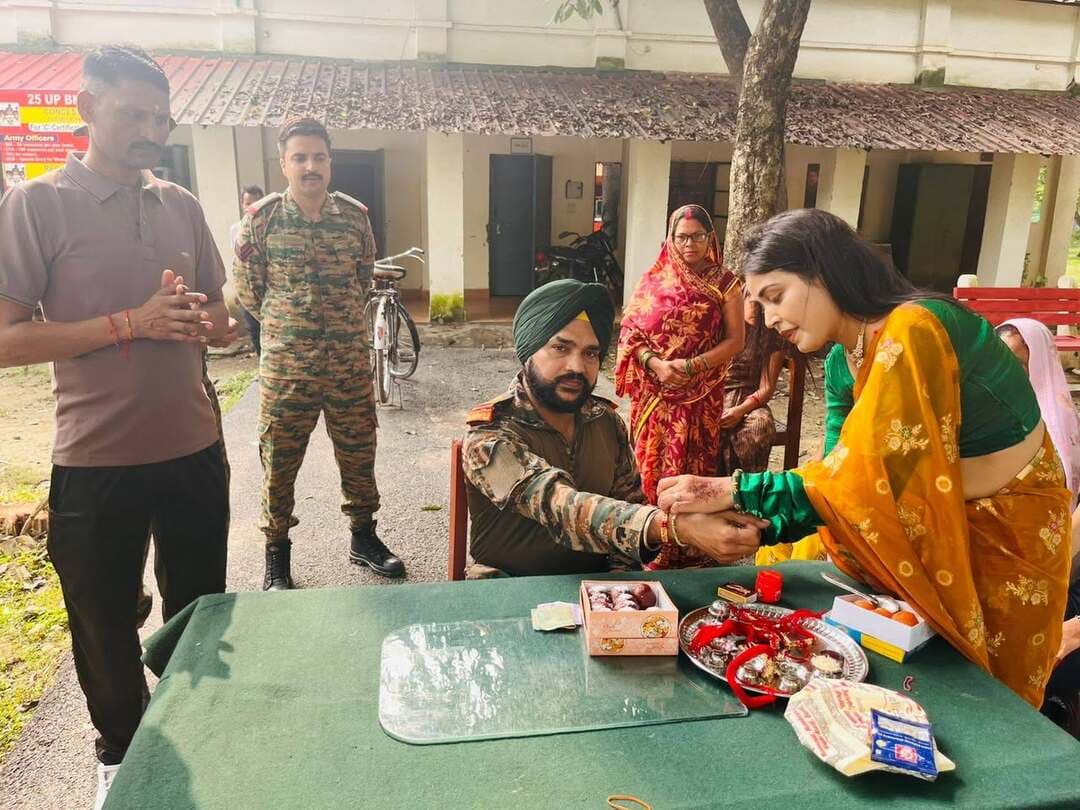 👉#सरहद के रखवालों की कलाई पर सजा रक्षासूत्र, सैनिकों संग मनाया रक्षाबंधन
त्योहार पर घर से दूर रहने वाले जवानों के साथ रक्षाबंधन मनाना ही सच्चा सम्मान : स्वाति सिंह
शाहजहांपुर। रक्षाबंधन के पावन पर्व पर शाहजहांपुर कैंट छावनी में भोर फाउंडेशन एवं 25 यूपी बीएन बटालियन एनसीसी, शाहजहांपुर के संयुक्त तत्वावधान में भावपूर्ण कार्यक्रम आयोजित किया गया। इस दौरान देश की सुरक्षा में तैनात सैनिकों की कलाई पर रक्षासूत्र बांधकर उन्हें रक्षाबंधन की शुभकामनाएं दी गईं।भोर फाउंडेशन की अध्यक्ष स्वाति सिंह के नेतृत्व में संस्था की टीम और एनसीसी कैडेट्स कैंट छावनी पहुंचे। यहां उन्होंने सैनिक जवानों की कलाई पर राखी बांधी और उनके मुंह मीठा कराकर रक्षाबंधन की खुशियां साझा कीं। इस दौरान जवानों के प्रति सम्मान और कृतज्ञता व्यक्त करते हुए देश की सुरक्षा के लिए उनके त्याग, समर्पण और बलिदान को नमन किया गया।कार्यक्रम के दौरान माहौल भावुक हो उठा। बहनों ने सैनिकों को अपना भाई मानते हुए उनकी लंबी उम्र, अच्छे स्वास्थ्य और सुरक्षित जीवन की कामना की। सैनिक जवानों ने भी भोर फाउंडेशन और एनसीसी कैडेट्स के इस आत्मीय प्रयास की सराहना की और उनका आभार जताया।इस अवसर पर स्वाति सिंह ने कहा कि देश की रक्षा में तैनात वीर जवान अक्सर अपने परिवार से दूर रहकर त्योहार मनाते हैं। ऐसे में उनकी कलाई पर राखी बांधना केवल एक परंपरा नहीं, बल्कि उनके प्रति सम्मान, अपनत्व और कृतज्ञता की भावना है। उन्होंने कहा कि जो वीर जवान त्योहारों पर भी अपने घर नहीं जा पाते, उनके साथ रक्षाबंधन मनाना ही सच्चे अर्थों में भाईचारे और राष्ट्रप्रेम का संदेश है।कार्यक्रम में भोर फाउंडेशन की टीम, एनसीसी कैडेट्स और सेना के जवान मौजूद रहे।