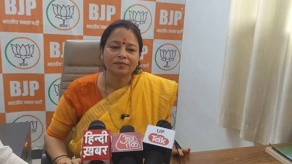 👉#वायरल वीडियो पर भाजपा का सख्त रुख, पार्षदों को 3 दिन में स्पष्टीकरण का नोटिस
शिल्पी गुप्ता बोलीं - संतोषजनक जवाब न मिलने पर होगी कार्रवाई, महिलाओं का अपमान किसी कीमत पर बर्दाश्त नहीं
शाहजहांपुर। नगर निगम के पार्षदों का गंगाजल हाथ में लेकर कथित तौर पर आमदनी की रकम बांटने की शपथ लेने वाला वायरल वीडियो लगातार तूल पकड़ रहा है। मामला प्रदेश स्तर तक पहुंचने के बाद भाजपा ने भी सख्त रुख अपनाया है।भाजपा महानगर अध्यक्ष शिल्पी गुप्ता ने जानकारी देते हुए बताया कि वीडियो में नजर आ रहे संबंधित पार्षदों को नोटिस जारी कर तीन दिन में स्पष्टीकरण मांगा गया है। उन्होंने कहा कि वीडियो कब का है, इसकी जानकारी फिलहाल नहीं है, लेकिन मामले को गंभीरता से लेते हुए जवाब तलब किया गया है।शिल्पी गुप्ता ने स्पष्ट कहा कि पार्षदों से मिलने वाले जवाब के आधार पर आगे की कार्रवाई तय की जाएगी। यदि स्पष्टीकरण संतोषजनक नहीं मिला तो पार्टी स्तर पर कार्रवाई की जाएगी।वहीं वायरल वीडियो में एक पार्षद द्वारा कथित तौर पर मां को लेकर अभद्र भाषा के इस्तेमाल पर उन्होंने कड़ा रुख अपनाते हुए कहा कि महिलाओं का अपमान किसी भी कीमत पर बर्दाश्त नहीं किया जाएगा।उन्होंने कहा कि पूरे मामले में प्राप्त स्पष्टीकरण के आधार पर ही आगे की रणनीति तय होगी।