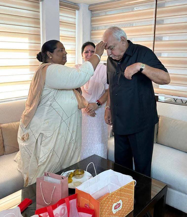 27 वर्षो से लगातार चौधरी Bhupinder Singh Hooda जी को राखी बांधकर भाई-बहन के इस पावन रिश्ते की खुशियां साझा कीं।
बड़े भाई का मार्गदर्शन, आशीर्वाद यूं ही बना रहे
--शकुंतला खटक विधायक