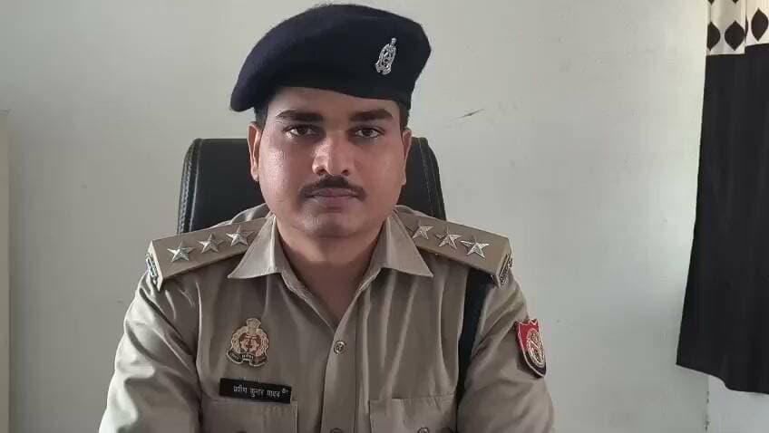 हैंड ग्रेनेड मिलने से हरपालपुर में मचा हड़कंप, पुलिस ने मौके पर पहुंचकर शुरू की जांच
हरदोई। हरपालपुर थाना क्षेत्र के जोधनपुरवा मजरा पलिया गांव में शुक्रवार को हैंड ग्रेनेड जैसा संदिग्ध वस्तु मिलने से हड़कंप मच गया। मामले की सूचना डॉयल 112 पर कॉल कर सतीश पुत्र रामसेवक राठौर निवासी जोधनपुरवा ने पुलिस को दी।
सूचना मिलते ही स्थानीय पुलिस तत्काल मौके पर पहुंची और संदिग्ध वस्तु का निरीक्षण किया। पुलिस के मुताबिक प्रथम दृष्टया वस्तु हैंड ग्रेनेड जैसी प्रतीत हो रही है। इसके नष्टीकरण और सुरक्षा की दृष्टि से बम खोज एवं निरोधक टीम (Bomb Detection and Disposal Squad) को मौके पर बुलाया जा रहा है।
पुलिस द्वारा आवश्यक कार्रवाई की जा रही है। अधिकारियों के अनुसार मौके पर फिलहाल कानून एवं शांति व्यवस्था से संबंधित कोई समस्या नहीं है। संदिग्ध वस्तु को सुरक्षित तरीके से निष्क्रिय करने के लिए बम निरोधक टीम की कार्रवाई का इंतजार किया जा रहा है।
मामले में क्षेत्राधिकारी हरपालपुर प्रवीण कुमार यादव ने बताया कि सूचना मिलते ही पुलिस मौके पर पहुंची और आवश्यक सुरक्षा व्यवस्था सुनिश्चित की गई है। संदिग्ध वस्तु के नष्टीकरण के लिए बम डिस्पोजल टीम को बुलाया जा रहा है।