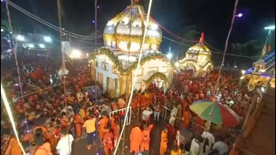 सावन पूर्णिमा पर गोरखनाथ धाम में उमड़ा कांवरियों का सैलाब, बोल बम से गूंजा पूरा परिसर