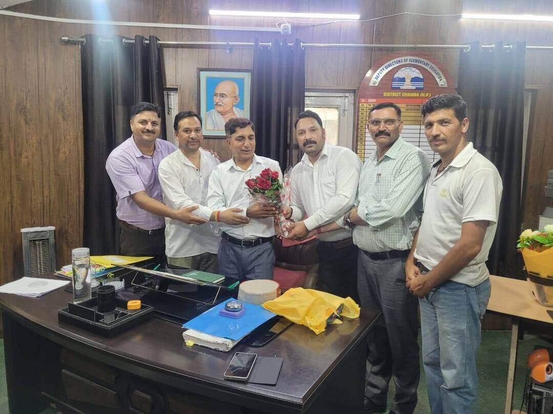 प्रेस नोट
डिप्टी डायरेक्टर स्कूल एजुकेशन चंबा से मिला JBT बैच 2006–08 का प्रतिनिधिमंडल
पुरानी पेंशन योजना के लाभ की मांग को लेकर सौंपा विस्तृत मांग पत्र
चंबा, 28 अगस्त 2026:
HP JBT Batch 2006–08 In-Service Teacher Union का एक प्रतिनिधिमंडल स्टेट प्रेसिडेंट सुनील कुमार जरियाल की अगुवाई में नवनियुक्त डिप्टी डायरेक्टर स्कूल एजुकेशन चंबा से मिला। प्रतिनिधिमंडल ने चंबा में उनकी नियुक्ति का स्वागत करते हुए उन्हें पुष्प गुच्छ भेंट किया तथा शॉल और हिमाचली टोपी पहनाकर सम्मानित किया।
इस अवसर पर प्रतिनिधिमंडल ने HP JBT Batch 2006–08 के पात्र कर्मचारियों को Central Civil Services (Pension) Rules, 1972 के अंतर्गत Old Pension Scheme (OPS) का लाभ प्रदान करने के संबंध में विस्तृत मांग पत्र सौंपा। साथ ही इस मामले में कर्मचारियों को आ रही विभिन्न प्रशासनिक एवं प्रक्रियात्मक दिक्कतों से भी डिप्टी डायरेक्टर को अवगत करवाया गया।
वर्ष 2002 में शुरू हुई थी मूल भर्ती प्रक्रिया
सुनील जरियाल ने बताया कि JBT Batch 2006–08 की मूल भर्ती/चयन प्रक्रिया वर्ष 2002 में शुरू हुई थी। निदेशालय की ओर से जनवरी 2002 में जारी पत्र के बाद हिमाचल प्रदेश स्कूल शिक्षा बोर्ड, धर्मशाला द्वारा JBT-2002 के लिए प्रवेश सूचना जारी की गई थी। इसमें आवेदन की अंतिम तिथि 31 जुलाई 2002 तथा लिखित परीक्षा की तिथि 06 अक्टूबर 2002 निर्धारित की गई थी।
उन्होंने कहा कि इस प्रकार JBT Batch 2006–08 से संबंधित मूल भर्ती प्रक्रिया निर्धारित कट-ऑफ तिथि 15 मई 2003 से काफी पहले शुरू हो चुकी थी।
बाद की परीक्षा मूल प्रक्रिया की निरंतरता थी
बाद में सरकार तथा निदेशालय द्वारा परीक्षा को पुनर्निर्धारित/पुनः आयोजित किया गया। महत्वपूर्ण तथ्य यह है कि वर्ष 2002 में आयोजित परीक्षा में शामिल अभ्यर्थियों को पुनः परीक्षा शुल्क से छूट दी गई तथा नए सिरे से आवेदन करने की आवश्यकता नहीं रखी गई।
इससे स्पष्ट होता है कि बाद की प्रक्रिया को नई भर्ती के रूप में शुरू करने के बजाय वर्ष 2002 में शुरू हुई मूल चयन प्रक्रिया को ही आगे बढ़ाया गया।
सीटों में वृद्धि और आयु संरक्षण भी दिया गया
निदेशालय के पत्र दिनांक 18 जनवरी 2004 के माध्यम से JBT प्रशिक्षण की सीटों की संख्या 1055 से बढ़ाकर 1800 की गई, जबकि चंबा जिले में भी सीटों की संख्या बढ़ाई गई। इसके बाद 18 अप्रैल 2004 को Common Entrance Test आयोजित किया गया।
मूल 2002 की प्रक्रिया में शामिल अभ्यर्थियों के हितों को ध्यान में रखते हुए उन्हें परीक्षा शुल्क में छूट तथा विशेष मामले के रूप में 31 दिसंबर 2001 के आधार पर आयु पात्रता का लाभ भी दिया गया।
प्रतिनिधिमंडल के अनुसार ये सभी तथ्य इस बात को प्रमाणित करते हैं कि बाद की चयन प्रक्रिया का संबंध मूल वर्ष 2002 में शुरू हुई प्रक्रिया से लगातार बना रहा।
माननीय हाईकोर्ट और सुप्रीम कोर्ट की कार्यवाही का भी उल्लेख
प्रतिनिधिमंडल ने JBT चयन प्रक्रिया की प्रकृति के संबंध में माननीय हिमाचल प्रदेश हाईकोर्ट में चले Ravinder Baloria vs. State of H.P. & Others, CWP No. 722 of 2004 एवं संबंधित मामलों का भी उल्लेख किया।
न्यायिक कार्यवाही के दौरान राज्य सरकार की ओर से प्रस्तुत शपथपत्र में तत्कालीन Deputy Education Secretary श्री P.C. Dogra द्वारा यह स्पष्ट किया गया था कि प्रशिक्षण के लिए चयन से पहले आयोजित इंटरव्यू नियुक्ति प्रक्रिया का प्रारंभिक चरण था तथा प्रशिक्षण पूर्ण होने के बाद नियुक्ति के लिए अलग से इंटरव्यू की व्यवस्था नहीं थी।
राज्य सरकार द्वारा माननीय हाईकोर्ट के आदेशों को माननीय सुप्रीम कोर्ट के समक्ष चुनौती दी गई थी, लेकिन राज्य की Special Leave Petition को 02 मई 2005 को माननीय सुप्रीम कोर्ट द्वारा खारिज कर दिया गया। इसके बाद माननीय हाईकोर्ट के निर्देशों के अनुसार 18 अप्रैल 2004 की लिखित परीक्षा एवं निर्धारित शैक्षणिक वेटेज के आधार पर चयन प्रक्रिया को आगे बढ़ाया गया।
2006–08 बैच का प्रशिक्षण और नियुक्ति
इसके बाद हिमाचल प्रदेश सरकार द्वारा Notification No. EDN-C-B(12)-1/06 dated 17.05.2006 के माध्यम से जिला स्तरीय चयन समितियों का गठन किया गया। जिला स्तर पर इंटरव्यू आयोजित किए गए और चयनित अभ्यर्थियों ने दो वर्षीय JBT Training Course, Batch 2006–08 सफलतापूर्वक पूरा किया।
सुनील जरियाल ने कहा कि इस बैच की सबसे महत्वपूर्ण विशेषता यह है कि प्रशिक्षण समाप्त होने के बाद कोई नई भर्ती प्रक्रिया शुरू नहीं की गई थी।
प्रशिक्षण के दौरान सरकार ने भरवाए थे बॉन्ड
प्रतिनिधिमंडल ने बताया कि प्रशिक्षण के दौरान सरकार द्वारा चयनित अभ्यर्थियों से बॉन्ड भी भरवाए गए थे, जिसके तहत प्रशिक्षण सफलतापूर्वक पूरा करने के बाद विभाग में सेवा करना अपेक्षित था।
प्रशिक्षण पूरा होने के बाद प्रदेशभर में प्रशिक्षित अभ्यर्थियों को संबंधित Deputy Directors of Elementary Education द्वारा उपलब्ध एवं स्वीकृत पदों के विरुद्ध नियमित नियुक्तियां प्रदान की गईं।
सुनील जरियाल ने कहा कि प्रशिक्षण पूरा होने के बाद किसी भी अभ्यर्थी से नियुक्ति के लिए नया आवेदन नहीं मांगा गया, न ही कोई नई भर्ती विज्ञप्ति जारी हुई और न ही अभ्यर्थियों को नए सिरे से काउंसलिंग या चयन प्रक्रिया में शामिल होना पड़ा।
इसलिए वर्ष 2009 से आगे हुई नियुक्तियों को नई भर्ती प्रक्रिया की शुरुआत नहीं माना जाना चाहिए, बल्कि उन्हें पहले से शुरू हो चुकी भर्ती/चयन प्रक्रिया के परिणामस्वरूप हुई Consequential Appointments के रूप में देखा जाना चाहिए।
वर्तमान भर्ती प्रक्रिया से अलग थी 2006–08 बैच की प्रक्रिया
प्रतिनिधिमंडल ने स्पष्ट किया कि वर्तमान में अपनाई जा रही प्रक्रिया में कई मामलों में पहले प्रशिक्षण दिया जाता है और प्रशिक्षण के बाद रिक्त पदों के लिए विज्ञापन जारी करके अभ्यर्थियों से आवेदन, काउंसलिंग और नियुक्ति की प्रक्रिया पूरी की जाती है।
लेकिन JBT Batch 2006–08 में ऐसा नहीं हुआ था। इस बैच के अभ्यर्थियों का चयन प्रशिक्षण से पहले ही हो चुका था और प्रशिक्षण के दौरान सरकार द्वारा बॉन्ड भी लिया गया था।
अतः प्रशिक्षण पूरा होने के बाद हुई नियुक्तियों को अलग एवं नई भर्ती प्रक्रिया मानना उचित नहीं होगा।
09 जुलाई 2026 के वित्त विभाग के OM के तहत OPS की मांग
प्रतिनिधिमंडल ने डिप्टी डायरेक्टर को हिमाचल प्रदेश वित्त विभाग के Office Memorandum No. Fin(Pen)A(1)-1/2020 dated 09.07.2026 तथा भारत सरकार के DoP&PW OM dated 03.03.2023 के प्रावधानों से भी अवगत करवाया।
मांग पत्र में कहा गया कि निर्धारित प्रावधानों के तहत उन कर्मचारियों के मामलों पर विचार किया जाना है जिनकी नियुक्तियां ऐसे पदों/रिक्तियों से संबंधित भर्ती प्रक्रिया के आधार पर हुई हैं, जिनकी प्रक्रिया निर्धारित कट-ऑफ से पहले शुरू हुई थी।
चूंकि JBT Batch 2006–08 की मूल भर्ती प्रक्रिया वर्ष 2002 में शुरू हुई थी, इसलिए बैच के पात्र कर्मचारियों को उक्त प्रावधानों के तहत CCS (Pension) Rules, 1972 के अंतर्गत Old Pension Scheme में शामिल करने का मामला विचार योग्य है।
डिप्टी डायरेक्टर के समक्ष रखीं प्रमुख मांगें
प्रतिनिधिमंडल ने मांग पत्र के माध्यम से निम्न मांगें रखीं—
JBT Batch 2006–08 के पात्र कर्मचारियों द्वारा प्रस्तुत Option Forms स्वीकार किए जाएं।
पूरे बैच को वर्ष 2002 में शुरू हुई एक समान एवं निरंतर भर्ती प्रक्रिया का हिस्सा माना जाए।
विभागीय रिकॉर्ड के माध्यम से वर्ष 2002 की मूल भर्ती प्रक्रिया और Batch 2006–08 की नियुक्तियों के बीच संबंध को सत्यापित किया जाए।
सभी पात्र कर्मचारियों के मामलों को सक्षम प्राधिकारी के समक्ष आवश्यक कार्रवाई के लिए भेजा जाए।
पात्र कर्मचारियों को CCS (Pension) Rules, 1972 के अंतर्गत OPS का लाभ प्रदान किया जाए।
वित्त विभाग के 09 जुलाई 2026 के OM तथा भारत सरकार के 03 मार्च 2023 के OM के अनुरूप आवश्यक आदेश जारी किए जाएं।
Option Forms जमा करने एवं मामलों को आगे भेजने में आ रही प्रशासनिक दिक्कतों का समाधान किया जाए।
पात्र कर्मचारियों को केवल इस आधार पर OPS से वंचित न किया जाए कि उनकी नियमित नियुक्ति प्रशिक्षण पूर्ण होने के बाद हुई, जबकि मूल भर्ती प्रक्रिया वर्ष 2002 में ही शुरू हो चुकी थी।
“पूरी भर्ती प्रक्रिया को एक साथ देखकर निर्णय लिया जाए” — सुनील जरियाल
इस अवसर पर स्टेट प्रेसिडेंट सुनील कुमार जरियाल ने कहा कि JBT Batch 2006–08 के मामले में केवल नियमित नियुक्ति की तारीख को आधार बनाकर निर्णय लेना उचित नहीं होगा। इस मामले में वर्ष 2002 की मूल भर्ती अधिसूचना, आवेदन प्रक्रिया, परीक्षा, पुनर्निर्धारित परीक्षा, आयु संरक्षण, न्यायिक प्रक्रिया, चयन, प्रशिक्षण, सरकार द्वारा लिया गया बॉन्ड तथा प्रशिक्षण के बाद हुई नियमित नियुक्तियों की पूरी श्रृंखला को एक साथ देखा जाना आवश्यक है।
उन्होंने कहा कि प्रतिनिधिमंडल की मांग किसी नियम से बाहर जाकर लाभ लेने की नहीं है, बल्कि मूल भर्ती प्रक्रिया की वास्तविक शुरुआत और उसकी निरंतरता को रिकॉर्ड के आधार पर स्वीकार करते हुए वित्त विभाग के 09 जुलाई 2026 के OM के तहत पात्र कर्मचारियों को न्यायसंगत लाभ प्रदान करने की है।
सुनील जरियाल ने उम्मीद जताई कि डिप्टी डायरेक्टर स्कूल एजुकेशन चंबा द्वारा इस मामले को गंभीरता से लेते हुए उपलब्ध विभागीय रिकॉर्ड का परीक्षण किया जाएगा तथा पात्र कर्मचारियों के Option Forms एवं मामलों को नियमानुसार सक्षम स्तर पर भेजने के लिए आवश्यक कार्रवाई की जाएगी।
उन्होंने कहा कि JBT Batch 2006–08 के सभी पात्र कर्मचारियों को उनका न्यायसंगत पेंशन अधिकार दिलाने के लिए संगठन हर उचित स्तर पर अपना प्रयास जारी रखेगा।
जारीकर्ता:
सुनील कुमार जरियाल
स्टेट प्रेसिडेंट
#HP #JBT #Batch2006–08 #InService #Teacher #Union
#Deputy #Director #education #Chamba #Himachal #Pradesh #post #highlight