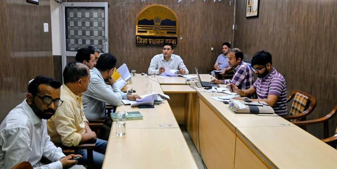 राज्य आपदा न्यूनीकरण निधि के तहत चल रहे विभिन्न कार्यों की समीक्षा बैठक आयोजित
उपायुक्त मुकेश रेपस्वाल ने की अध्यक्षता
चम्बा, 27 अगस्त।
उपायुक्त मुकेश रेपस्वाल की अध्यक्षता में आज एनआईसी कक्ष में राज्य आपदा न्यूनीकरण निधि के तहत जिले में चल रहे विभिन्न कार्यों की स्थिति एवं प्रगति की समीक्षा को लेकर बैठक आयोजित की गई।
बैठक में जिले के सभी उपमंडलों में राज्य आपदा न्यूनीकरण निधि के तहत चल रहे विभिन्न कार्यों की प्रगति की समीक्षा की गई। इस दौरान बाढ़ सुरक्षा कार्यों, भूस्खलन प्रभावित क्षेत्रों में किए जा रहे कार्यों, अग्नि सुरक्षा से संबंधित कार्यों तथा विद्यालय भवनों के सुदृढ़ीकरण एवं आवश्यक सुधार कार्यों की स्थिति पर विस्तृत चर्चा की गई।
लोक निर्माण विभाग और जल शक्ति विभाग से संबंधित विभिन्न कार्यों की प्रगति एवं स्थिति की जानकारी संबंधित विभागीय अधिकारियों ने उपायुक्त को दी। इसके अतिरिक्त स्वास्थ्य संस्थानों, सामुदायिक स्वास्थ्य केंद्रों तथा प्राथमिक स्वास्थ्य केंद्रों सहित अन्य आवश्यक सार्वजनिक भवनों में किए जा रहे कार्यों की भी समीक्षा की गई।
उपायुक्त ने संबंधित विभागीय अधिकारियों को निर्देश दिए कि राज्य आपदा न्यूनीकरण निधि के तहत स्वीकृत कार्यों को निर्धारित समय सीमा में पूरा करने के लिए आवश्यक कदम उठाए जाएं। उन्होंने कार्यों की गुणवत्ता सुनिश्चित करने के साथ-साथ लंबित कार्यों में तेजी लाने के निर्देश भी दिए।
बैठक में अधिशाषी अभियंता जल शक्ति विभाग जितेंद्र शर्मा, व अधिशाषी अभियंता लोक निर्माण कानव बड़ोत्रा सहित विभिन्न उप मंडलों के अधिशासी अभियंता वर्चुअल माध्यम से जुड़े रहे।